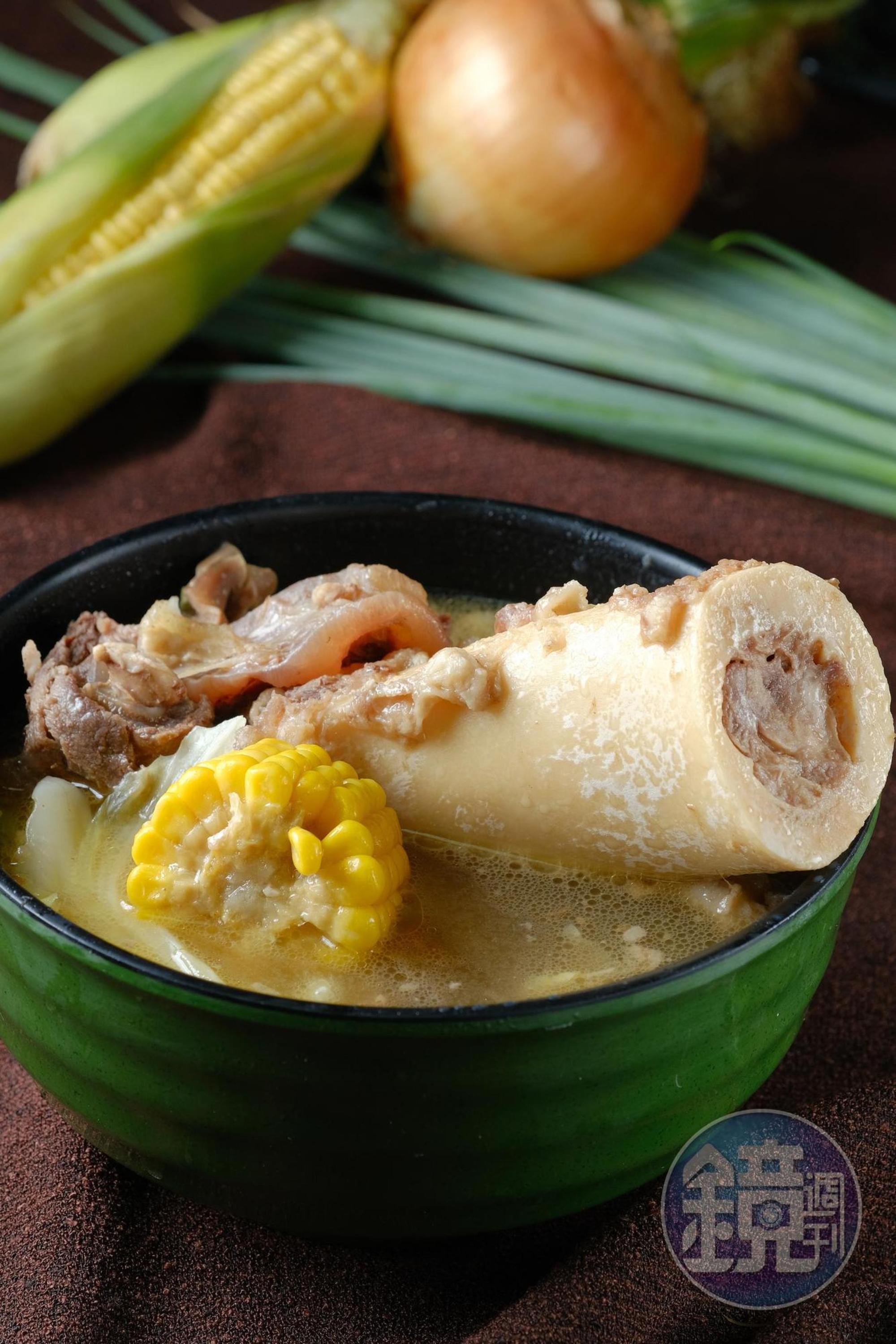 「Special Bulalo Meal」這道牛骨湯在菲律賓是好餐廳才有的上等菜,清燉的湯頭滿是蔬菜和骨髓甜香。(單點230元/碗)