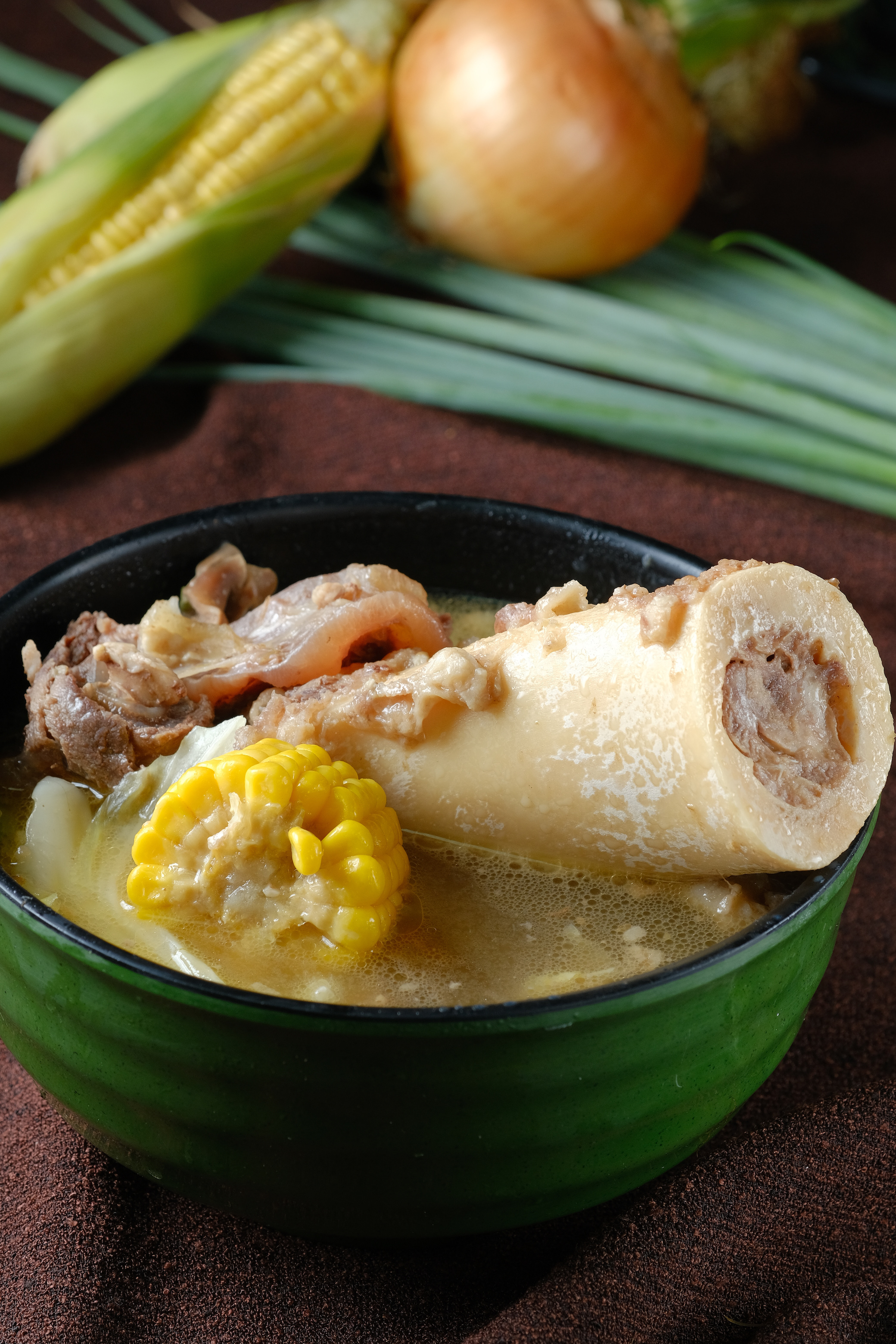 「Special Bulalo Meal」這道牛骨湯在菲律賓是好餐廳才有的上等菜，清燉的湯頭滿是蔬菜和骨髓甜香。（單點230元／碗）