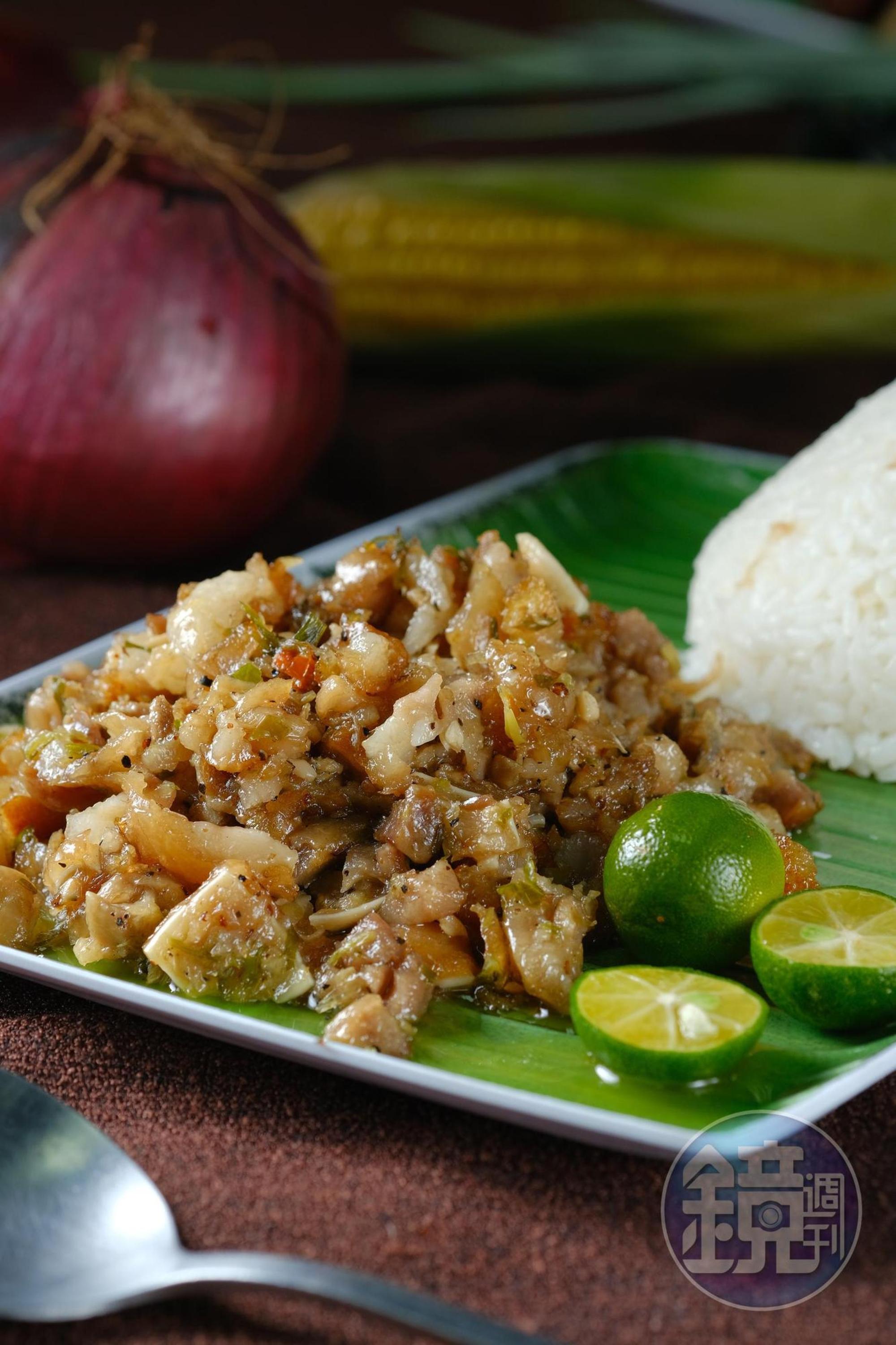「檸香豬耳」就是菲律賓菜「Sisig」,原版會加入豬肝,這裡的只有豬頭皮和豬耳的脆口。(140元/份)