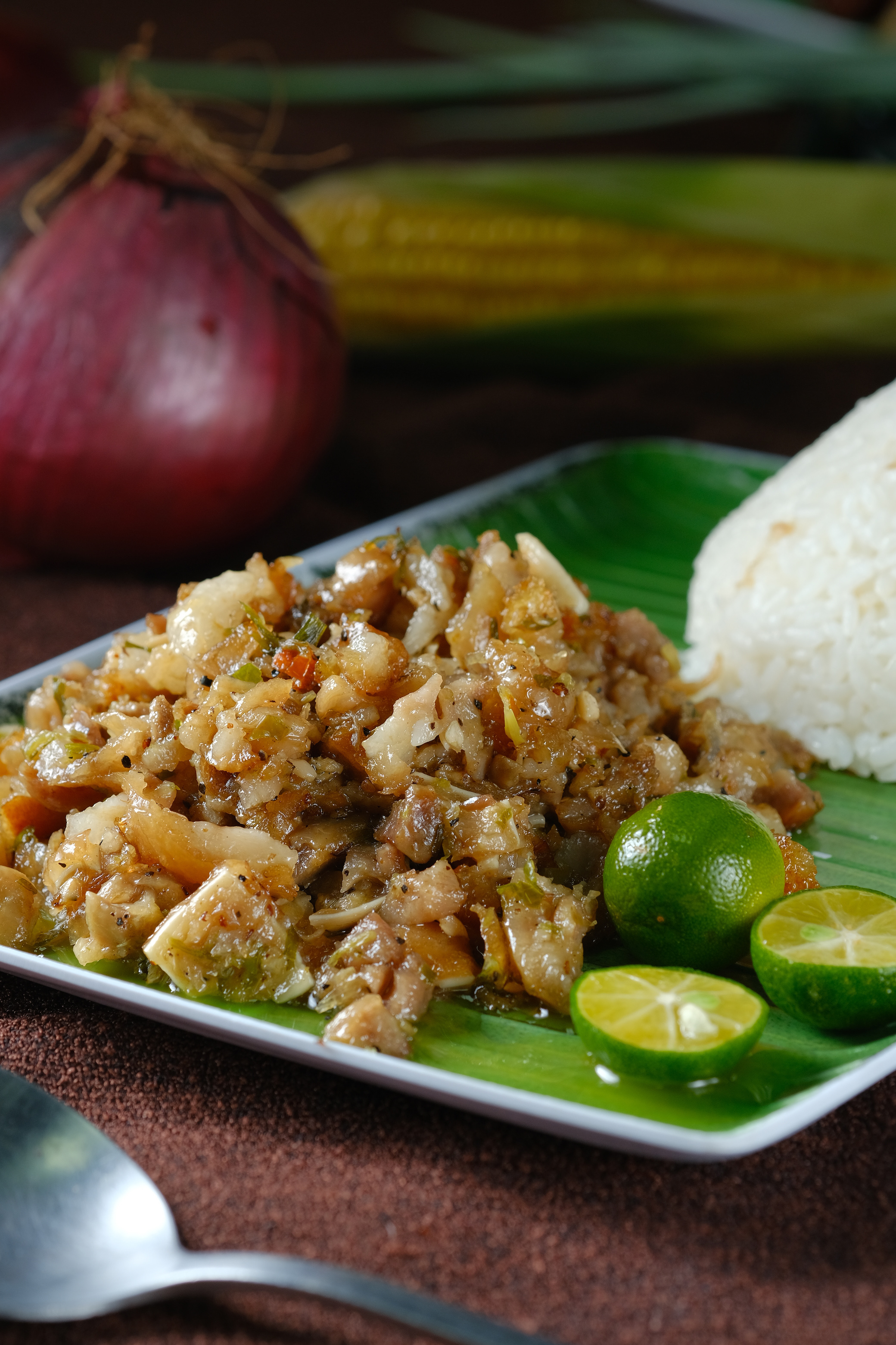 「檸香豬耳」就是菲律賓菜「Sisig」，原版會加入豬肝，這裡的只有豬頭皮和豬耳的脆口。（140元／份）