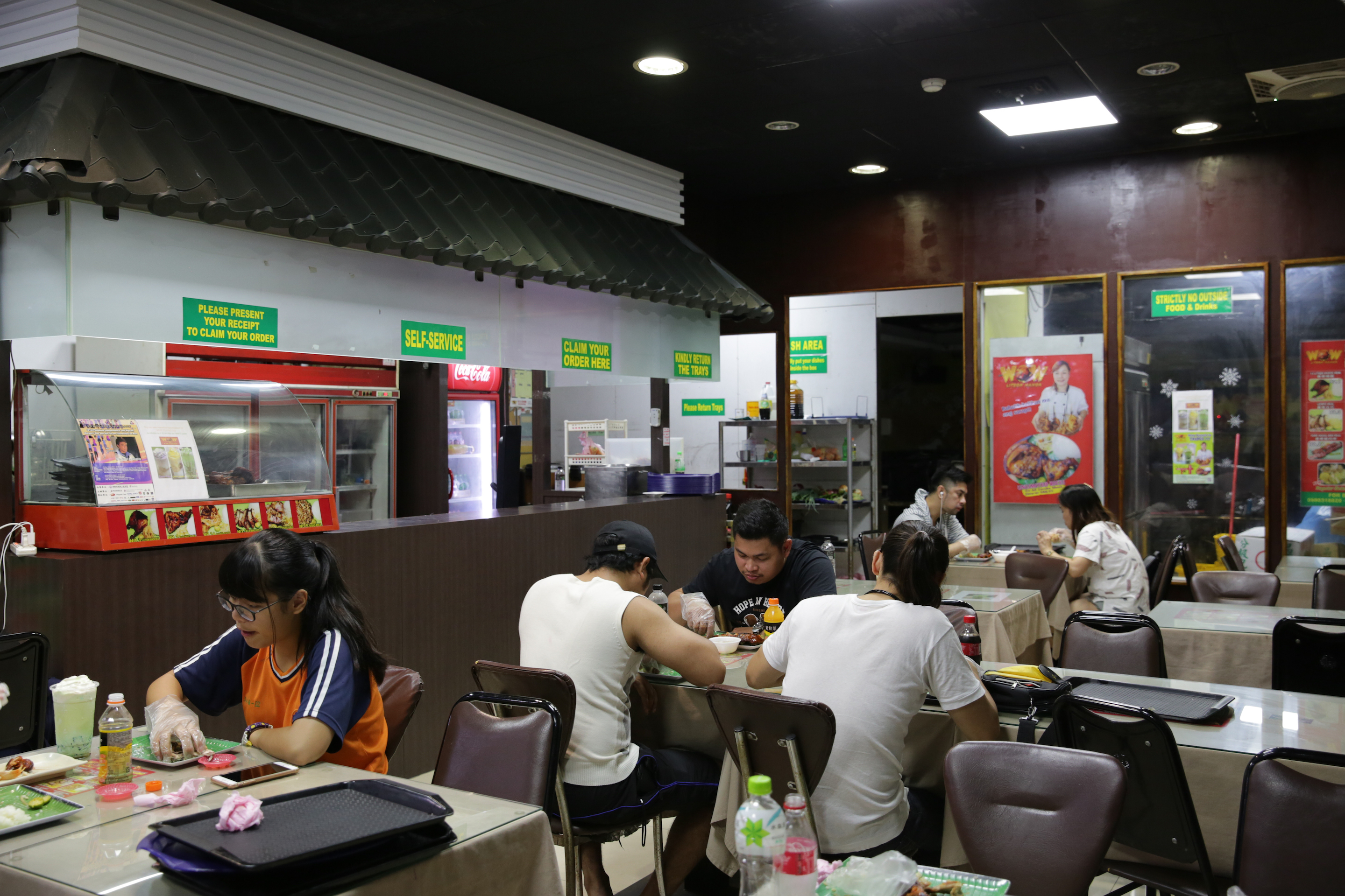 店內主要客群是菲律賓人，標示也都是英文。