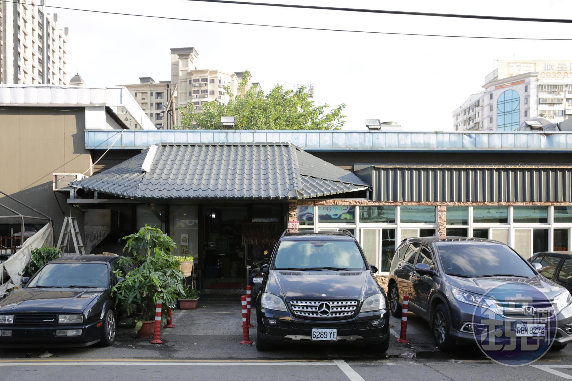 中壢店位於後火車站旁,因為招牌被颱風吹走,路過容易錯過。