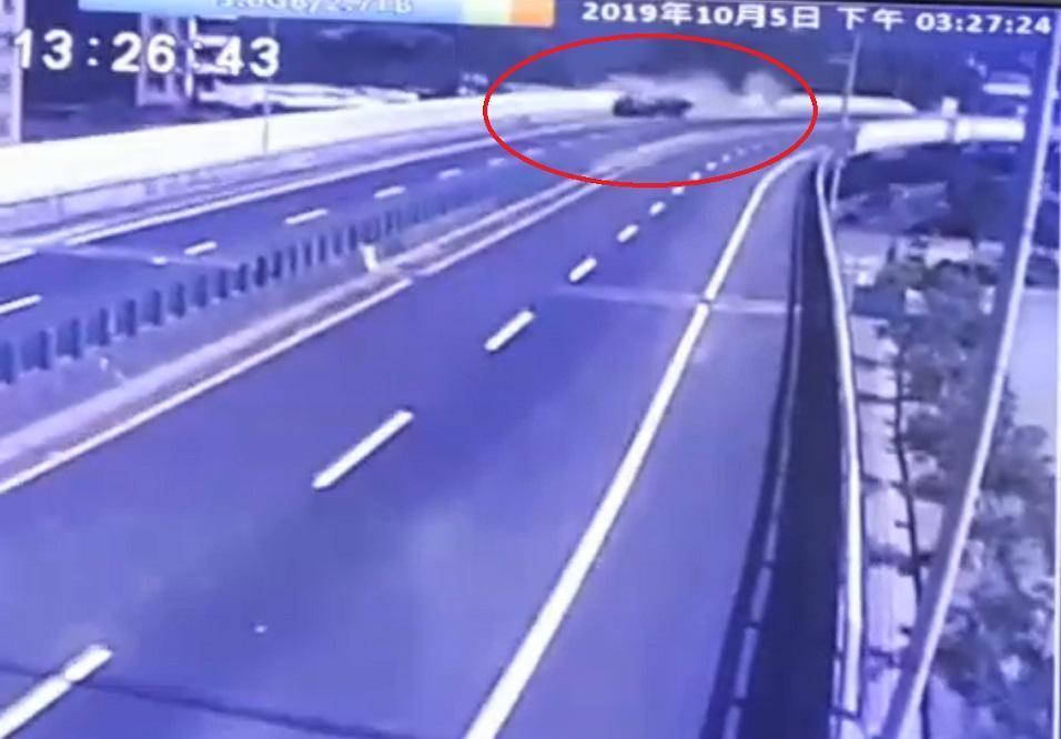 蕭姓貨櫃車駕駛在64快速道西向0.8公里處,發生自撞護欄車禍。(翻攝畫面)