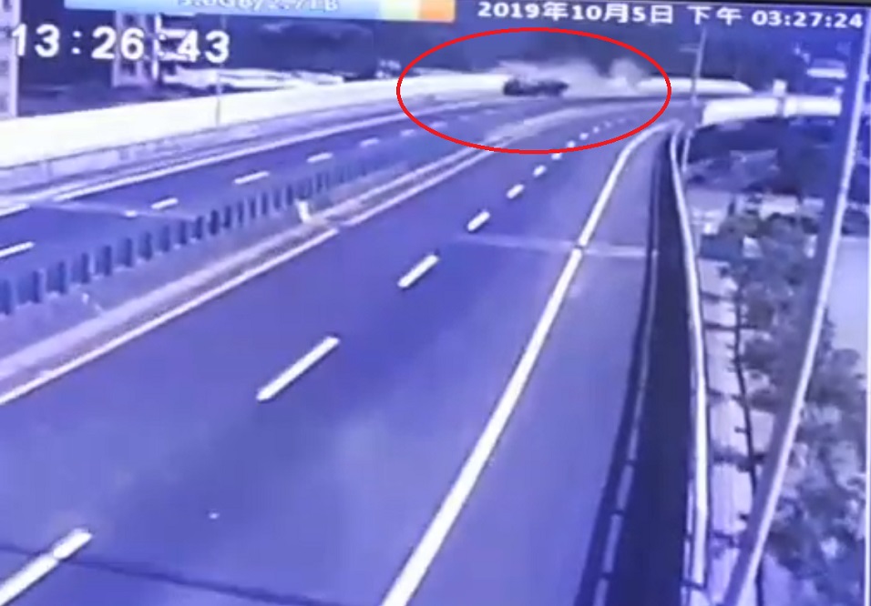蕭姓貨櫃車駕駛在64快速道西向0.8公里處,發生自撞護欄車禍。(翻攝畫面)