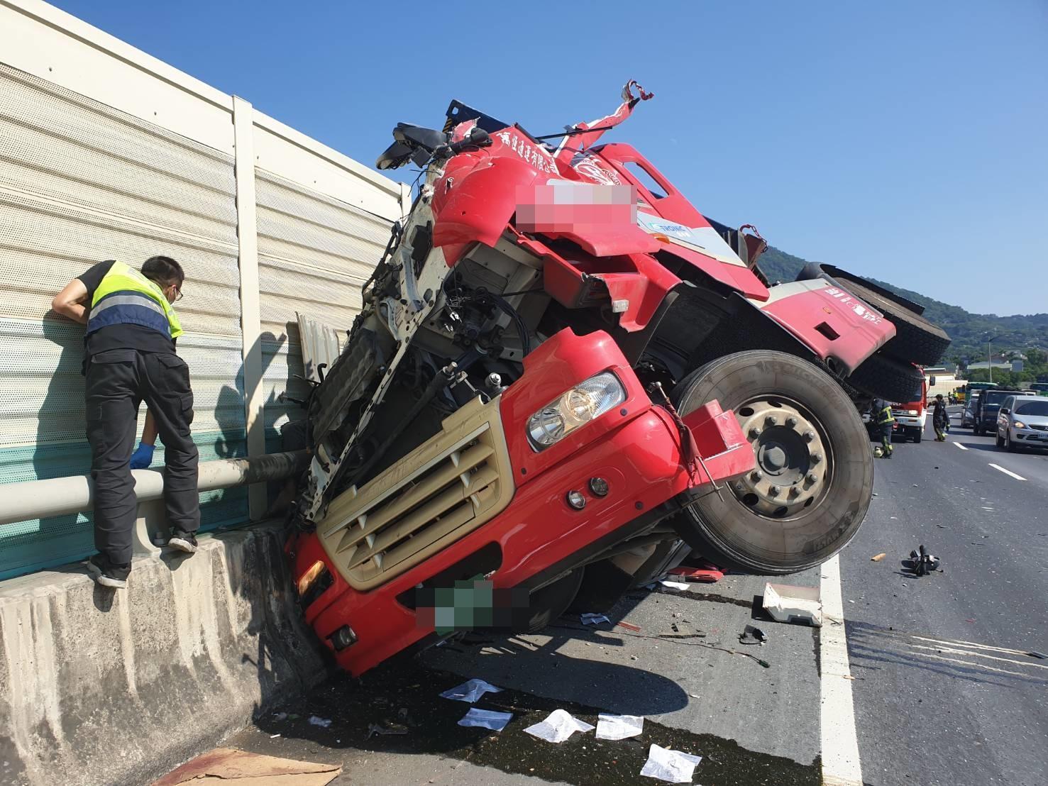 強大撞擊力道造成貨櫃車頭全毀,蕭姓駕駛當場爆頭死亡。(翻攝畫面)