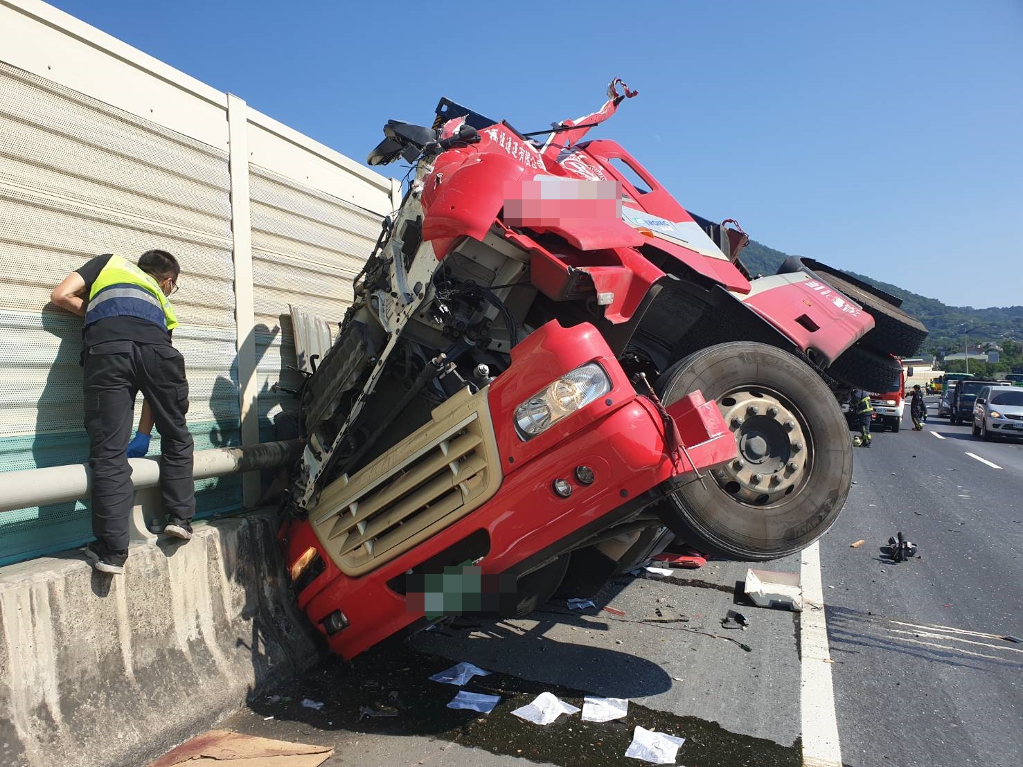 強大撞擊力道造成貨櫃車頭全毀，蕭姓駕駛當場爆頭死亡。（翻攝畫面）