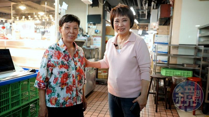 「億長御坊」老闆朱億長（左）這天專程來等程安琪。