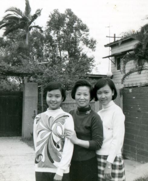 傅培梅（中）和女兒程安琪（右）、程美琪（左）在院子裡合影，這座院子就是她搭棚架教作菜的地方。（程安琪提供）