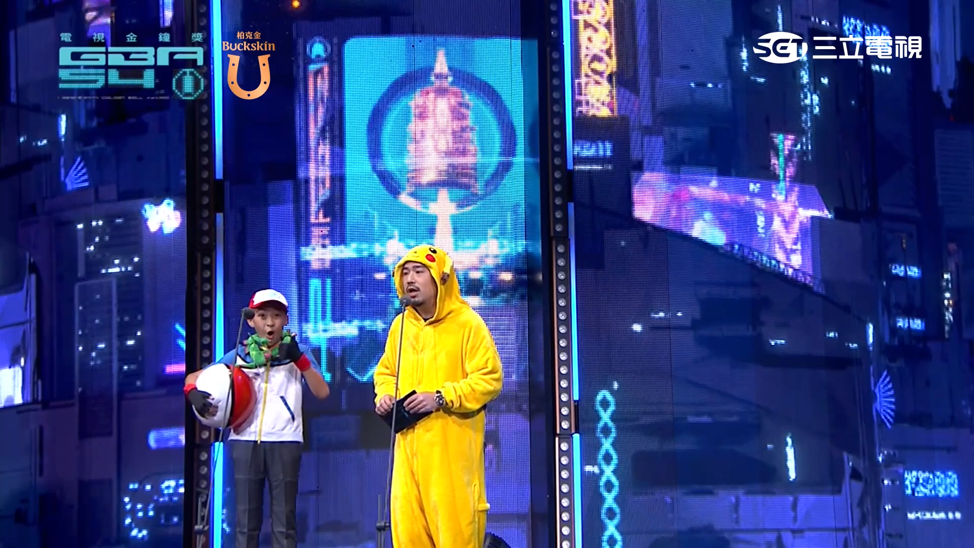 吳比在台上活潑比讚。（翻攝三立金鐘獎直播畫面）