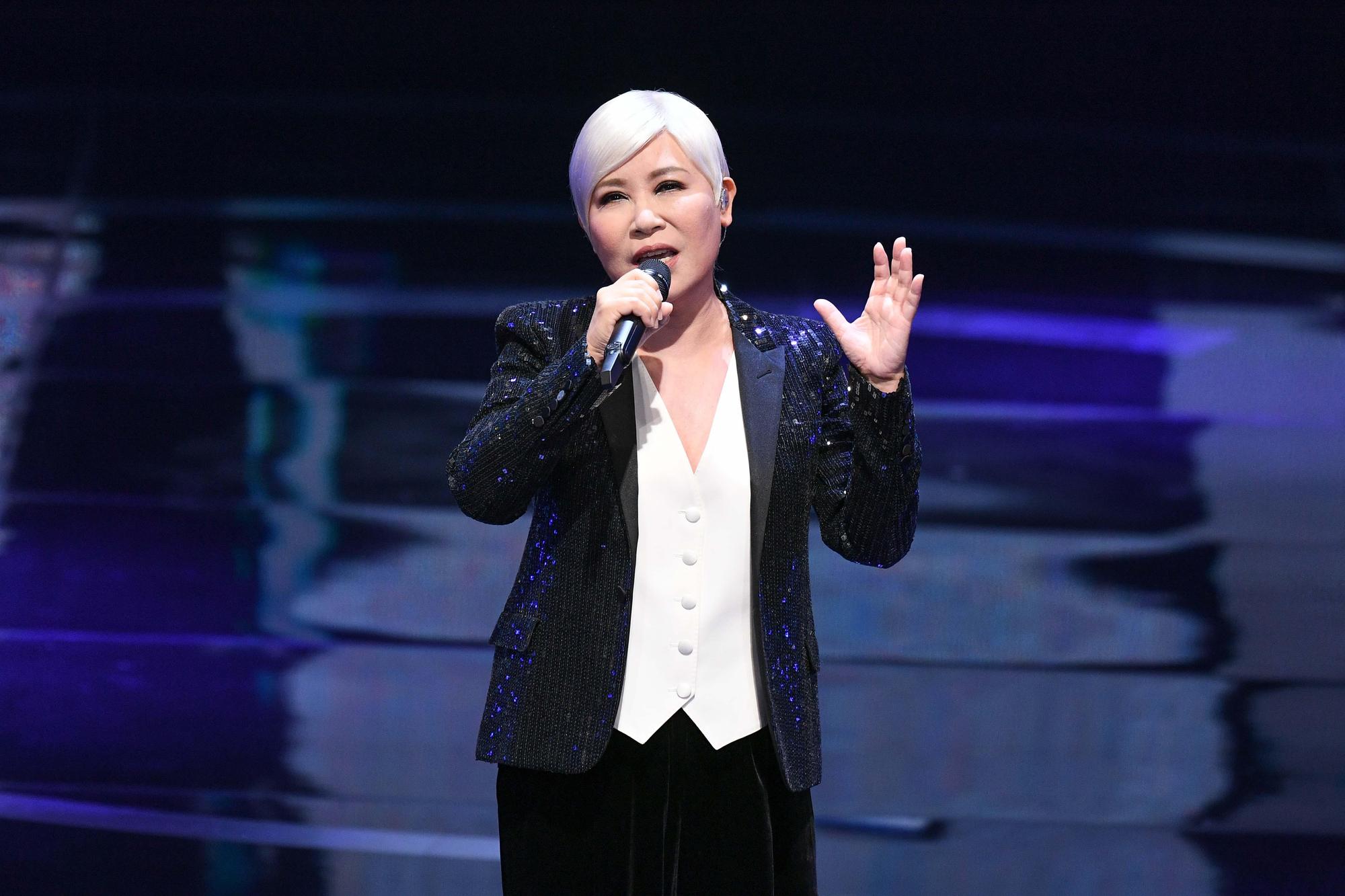 黃小琥帶來第一段表演,獻唱「滅絕師太」〈莫忘初衷〉、〈出頭天〉與〈洋蔥〉組曲。(三立提供)