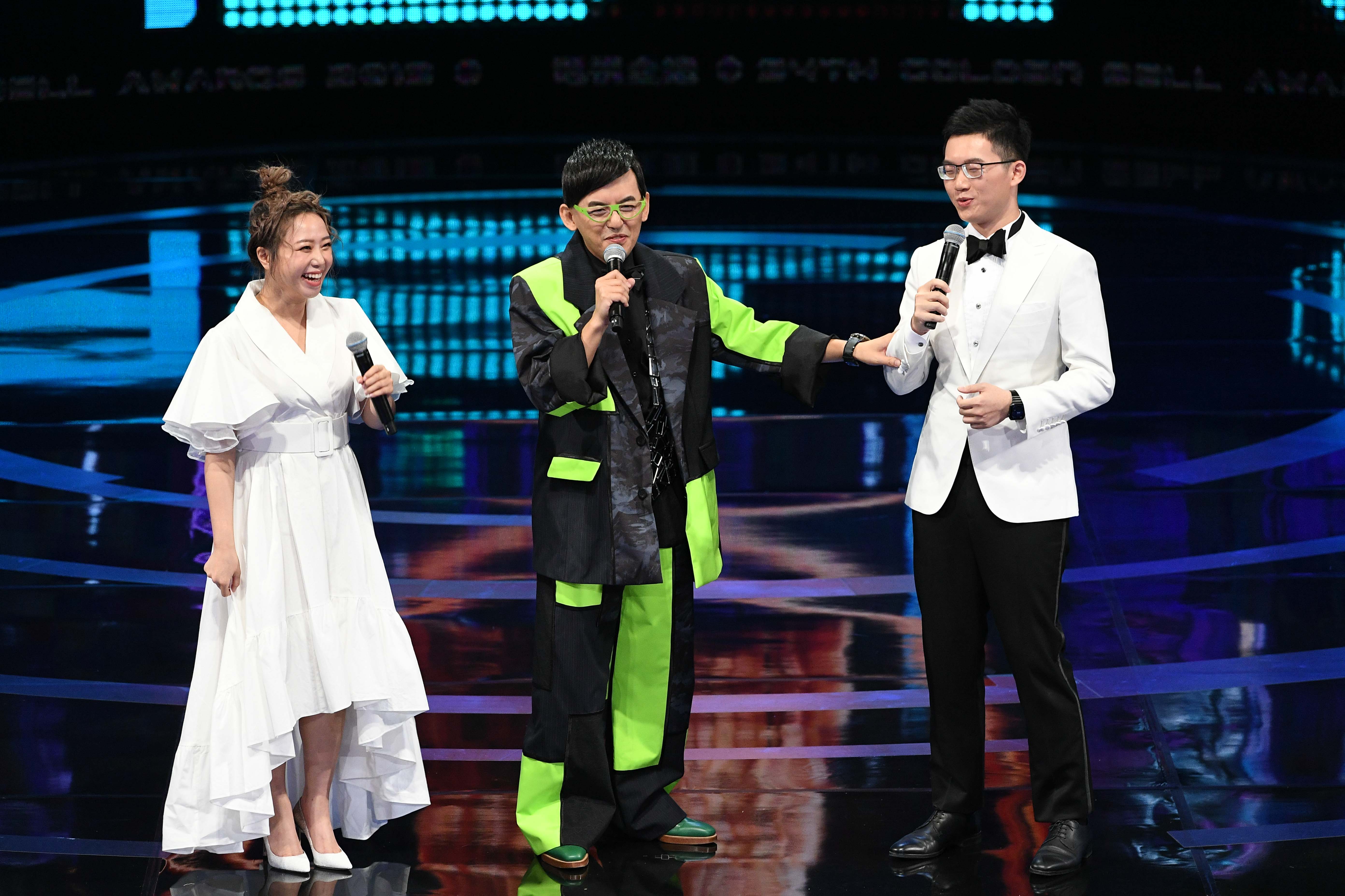 黃子佼和茵聲、視網膜演出脫口秀，帶來表演節目「網台大戰 內容就是王道」。（三立提供）