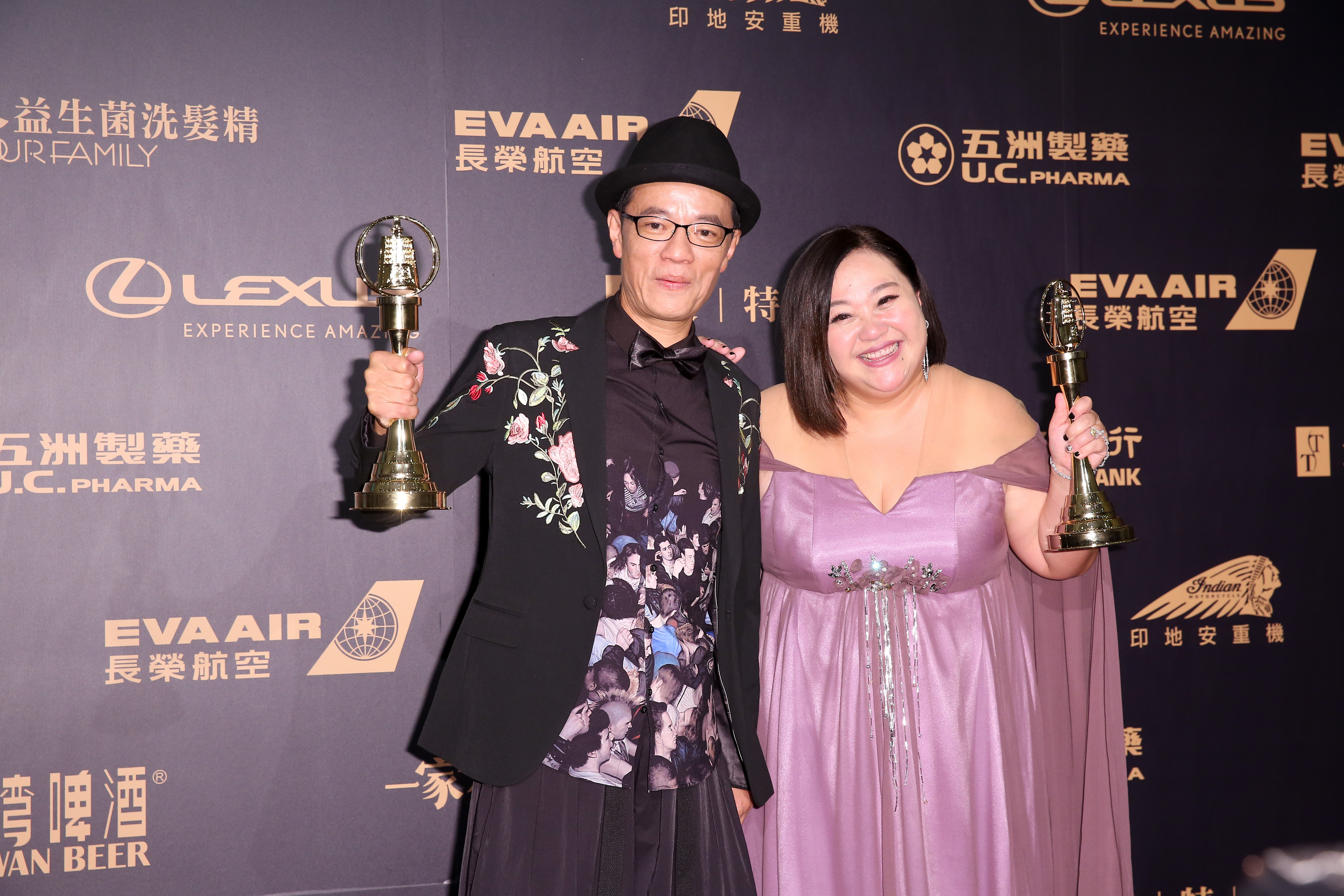 鍾欣凌後台和吳朋奉拍合照，打趣要拍床戲。