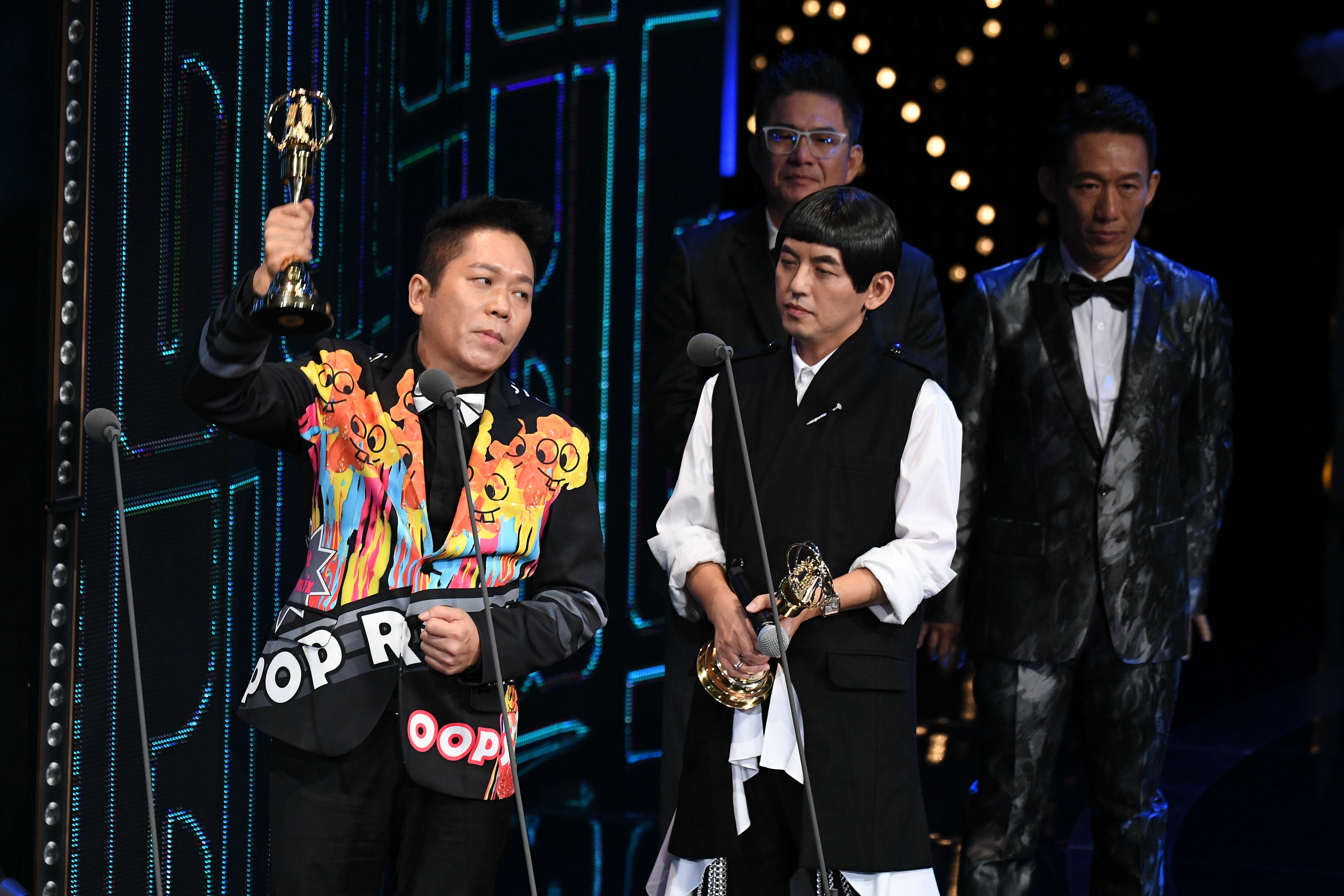 黃子佼、卜學亮主持的《超級同學會》奪得最佳綜藝主持人獎，擊敗多次入圍的吳宗憲，卜學亮致詞時特別感謝師傅張小燕。（三立提供）