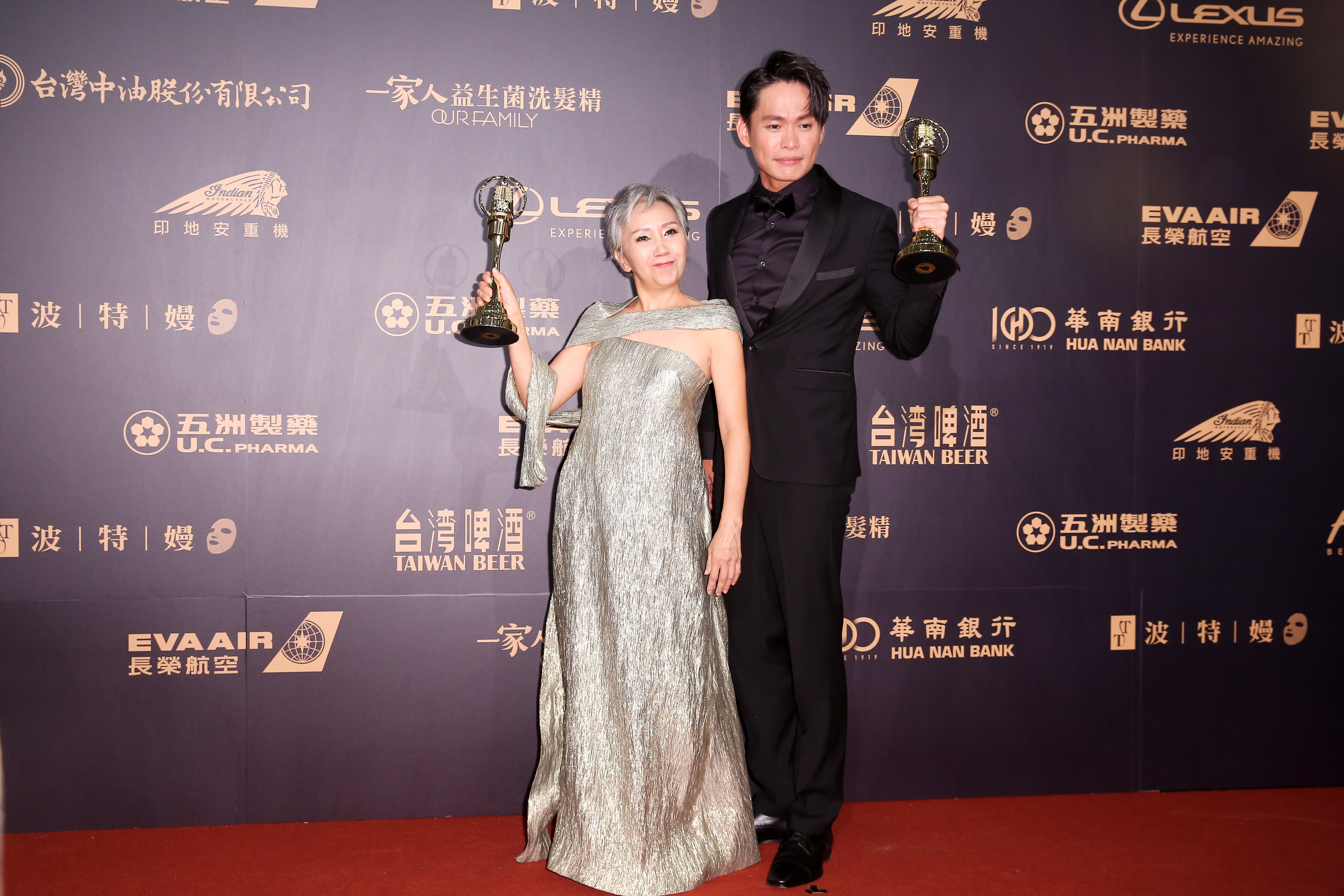 第54屆金鐘獎迷你劇集最佳男女配角分別由黃鐙輝（右）和陸弈靜（左）拿下。