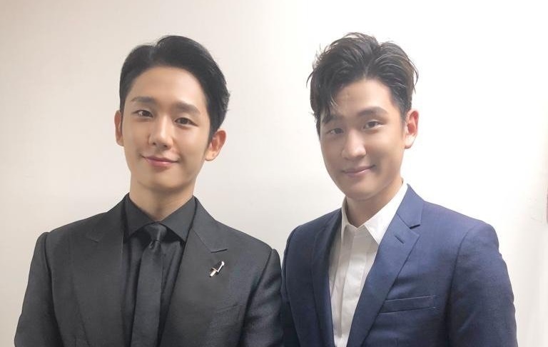 周興哲和丁海寅在後台相見歡，意外發現撞臉。（星空飛騰提供）