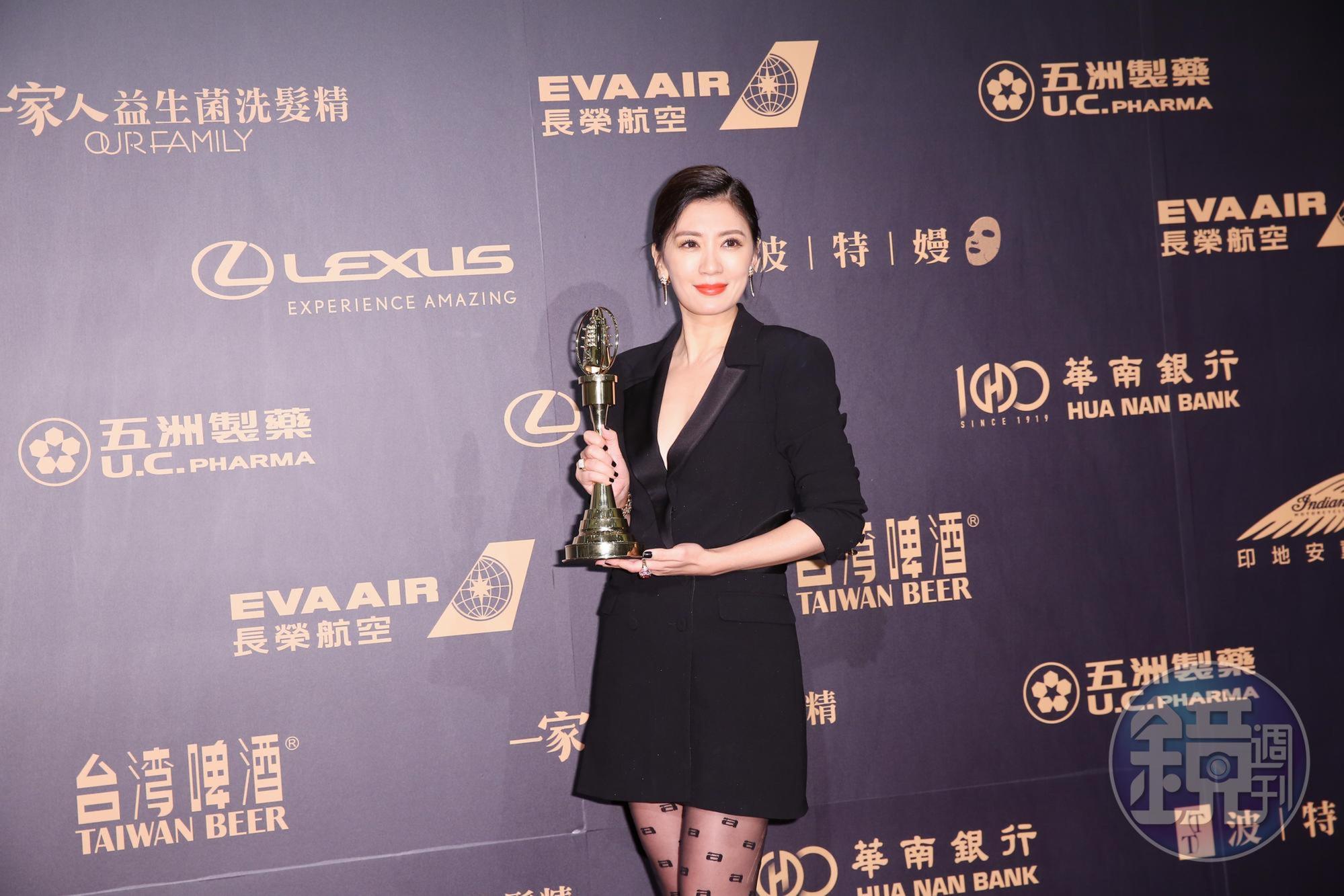 賈靜雯首度闖進金鐘獎就得獎,喜悅之情寫在臉上。