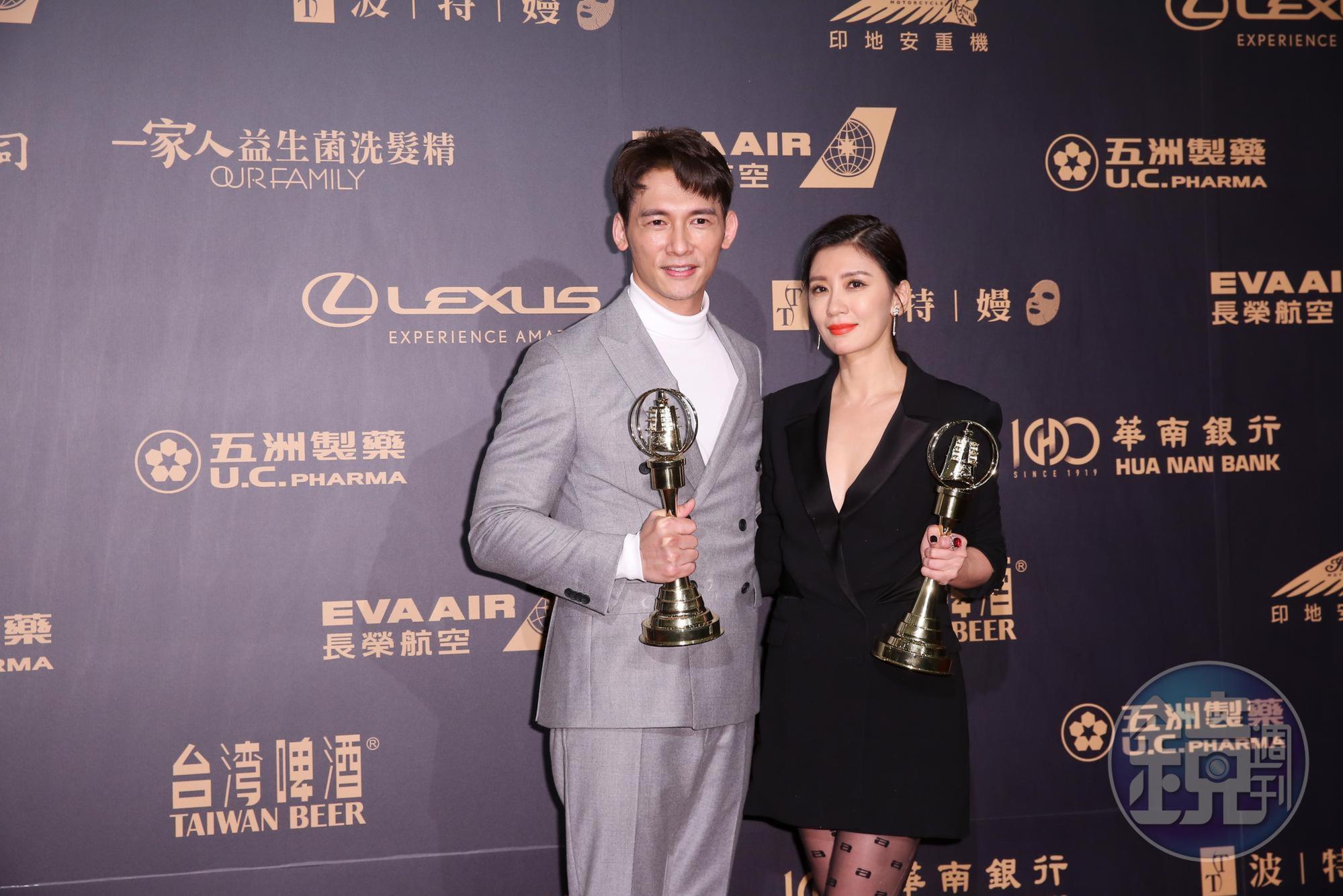 賈靜雯(右)除了感謝家人,更感謝宋喬安這個角色。戲中飾演賈靜雯丈夫的溫昇豪也以《與惡》角色拿下戲劇節目男配角獎項。