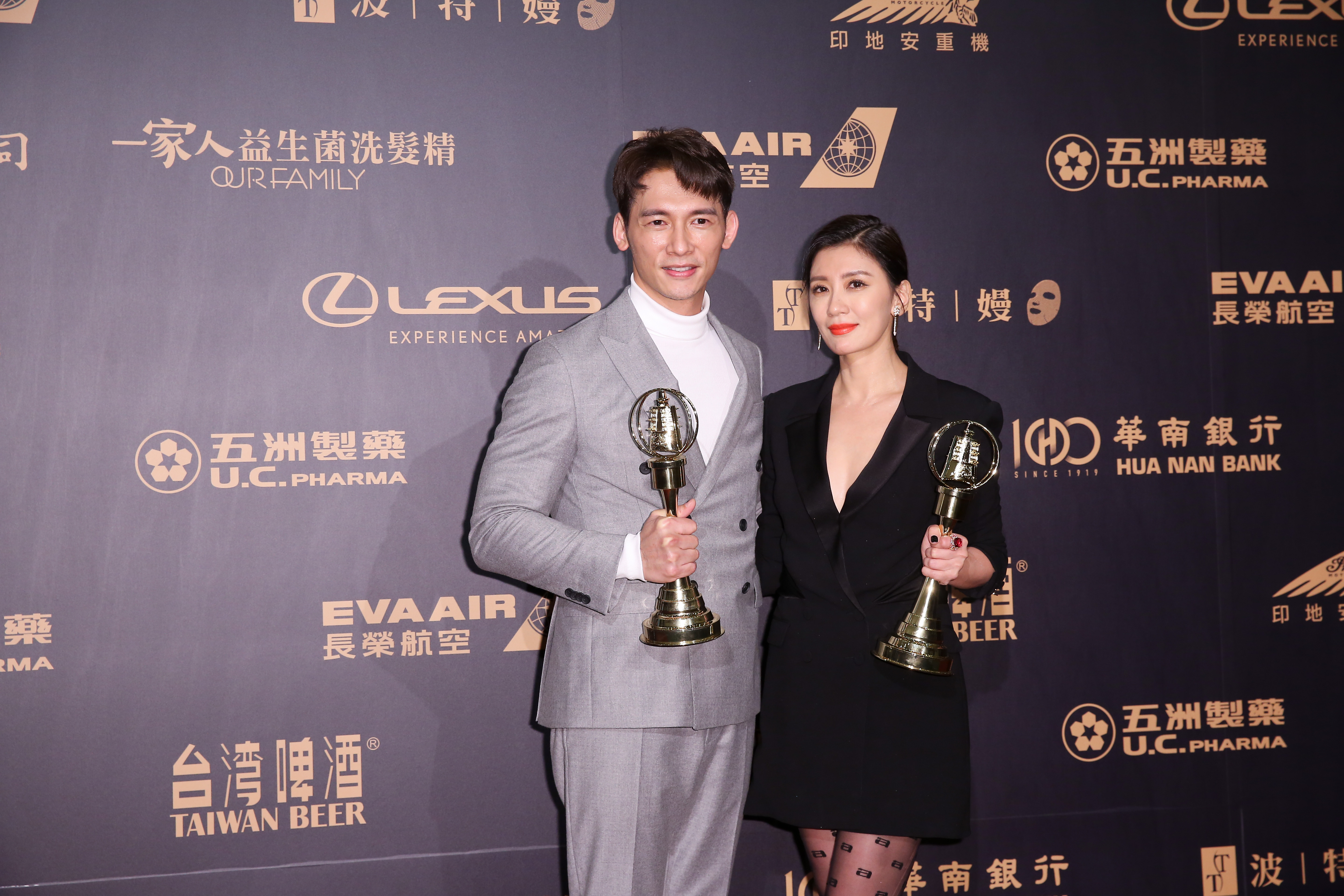 賈靜雯（右）除了感謝家人，更感謝宋喬安這個角色。戲中飾演賈靜雯丈夫的溫昇豪也以《與惡》角色拿下戲劇節目男配角獎項。