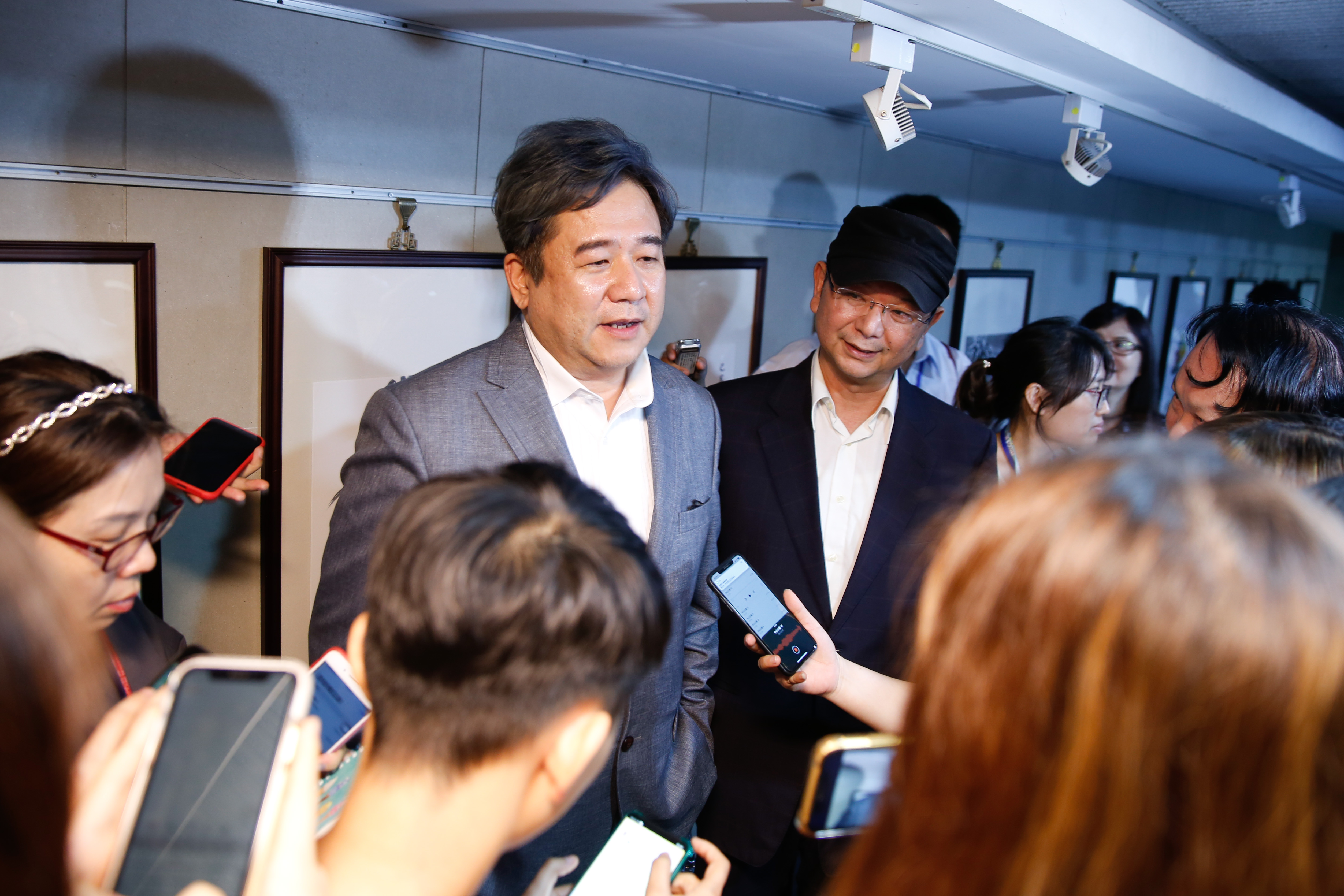 金鐘評審主委瞿友寧會後受訪透露，這次很多獎項都讓評審爭辯到最後一輪。