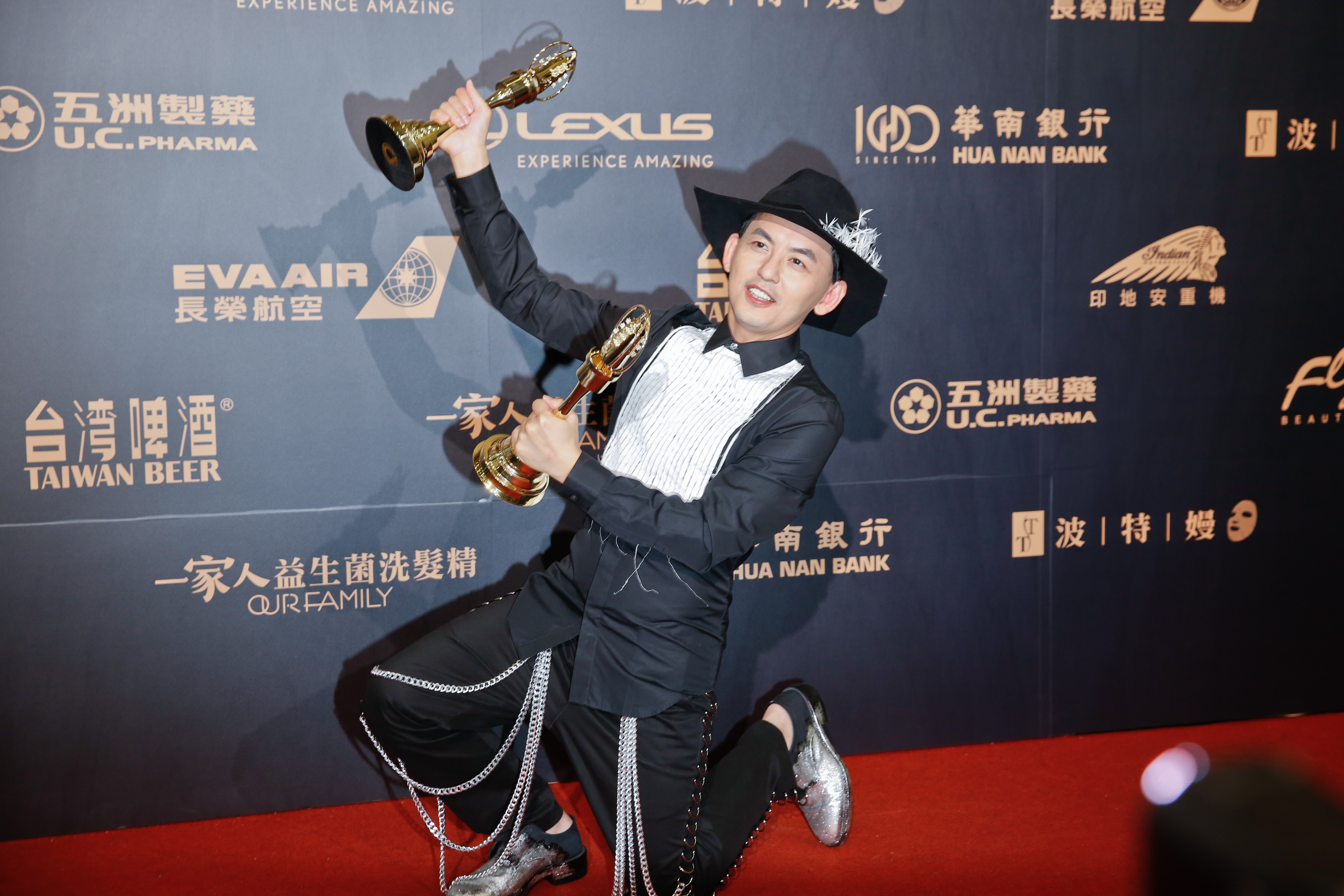 黃子佼今年金鐘身兼典禮主持人還奪得二項主持人獎。