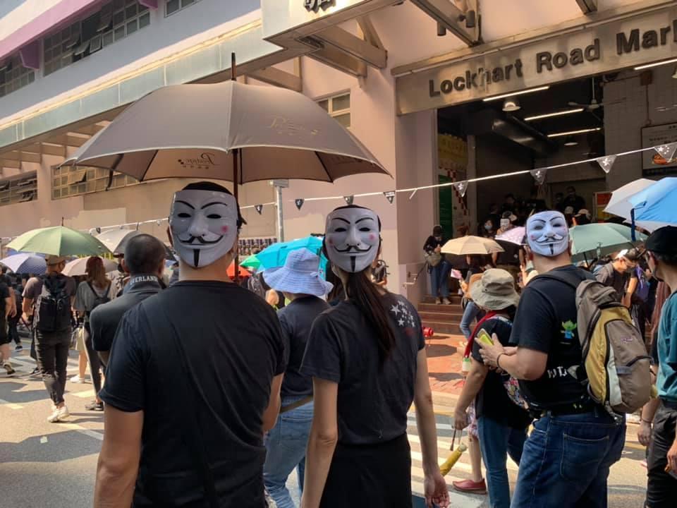 港府實施《禁止蒙面規例》再次引爆港人怒火。(翻攝Kit Da Sketch - Kit Man臉書)