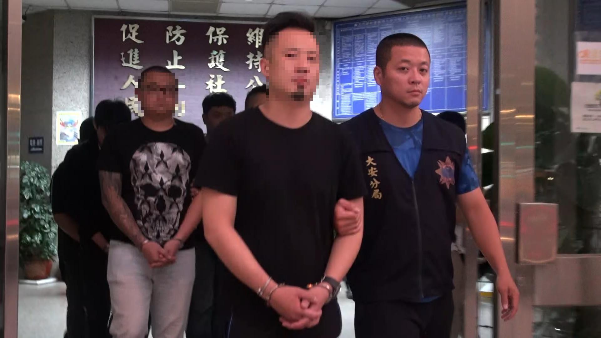 警方逮捕涉嫌詐欺的四海幫大哥。（刑事局提供）