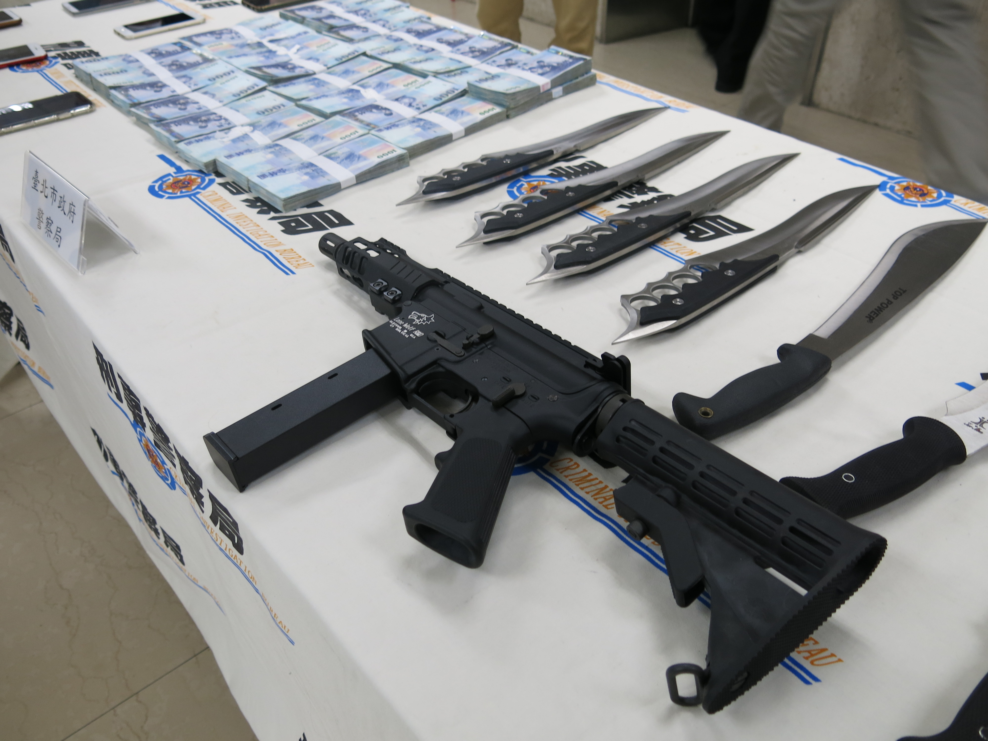 黑道常用改造手槍以高價售出，將別人當成凱子。（翻攝畫面）