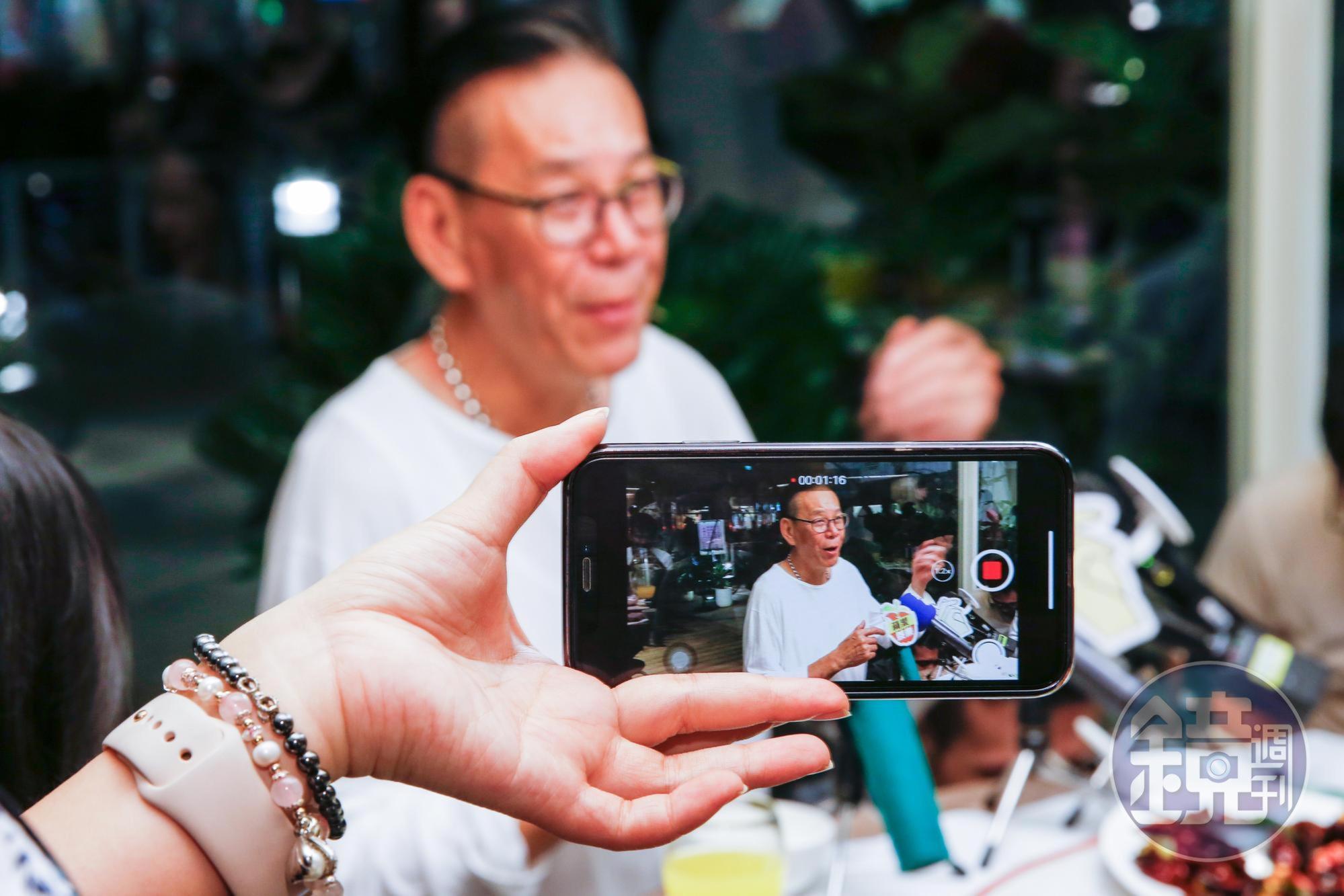 龍劭華不否認現今個性較為收斂，轉捩點就是多年前飆罵金鐘評審惹人厭開始。