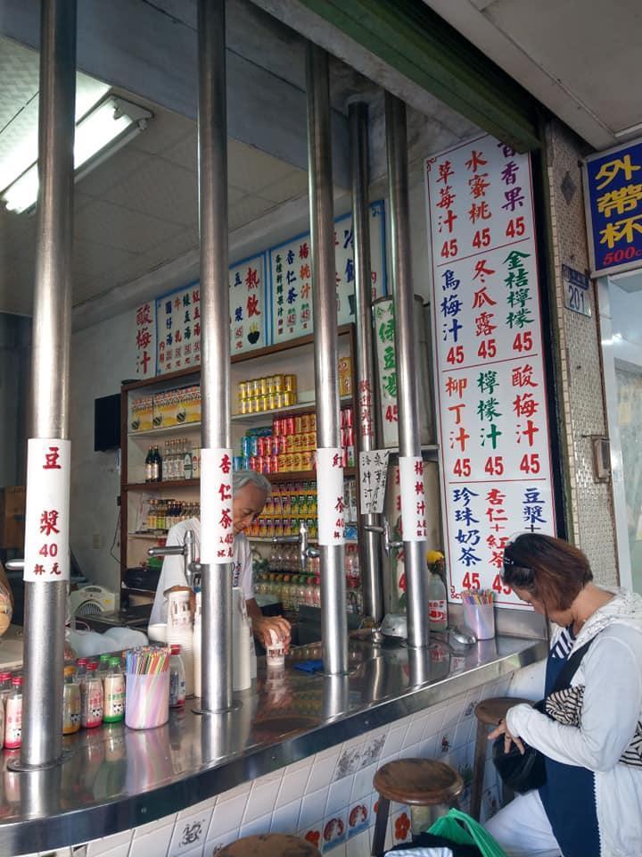 花蓮的60年老牌「鋼管紅茶」，以許多古早味的飲品聞名，幾乎是觀光客必朝聖的店。（翻攝臉書）