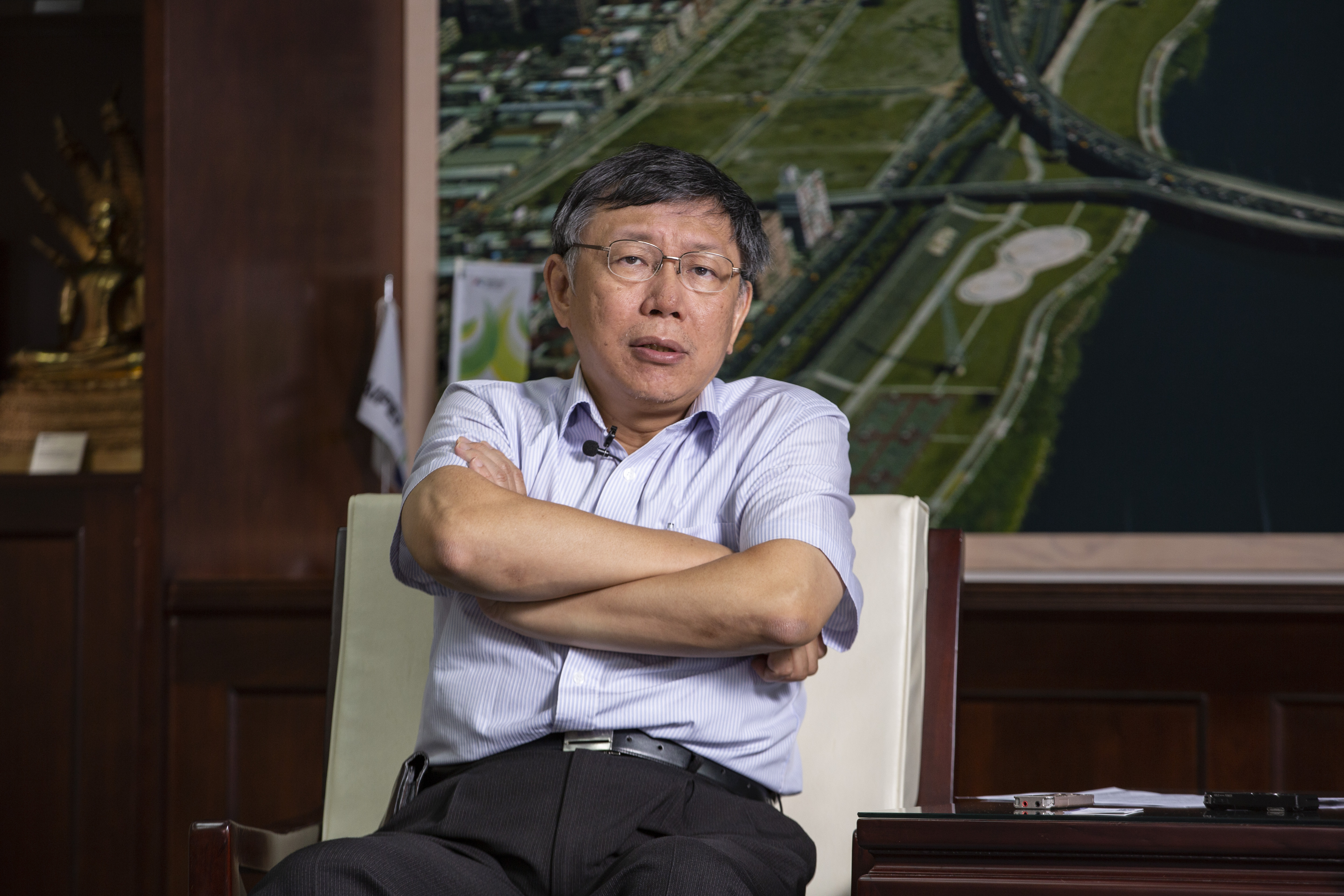 針對蒙面一事，柯文哲挺下屬稱他主張依法行政，認為警政署應出面說明。