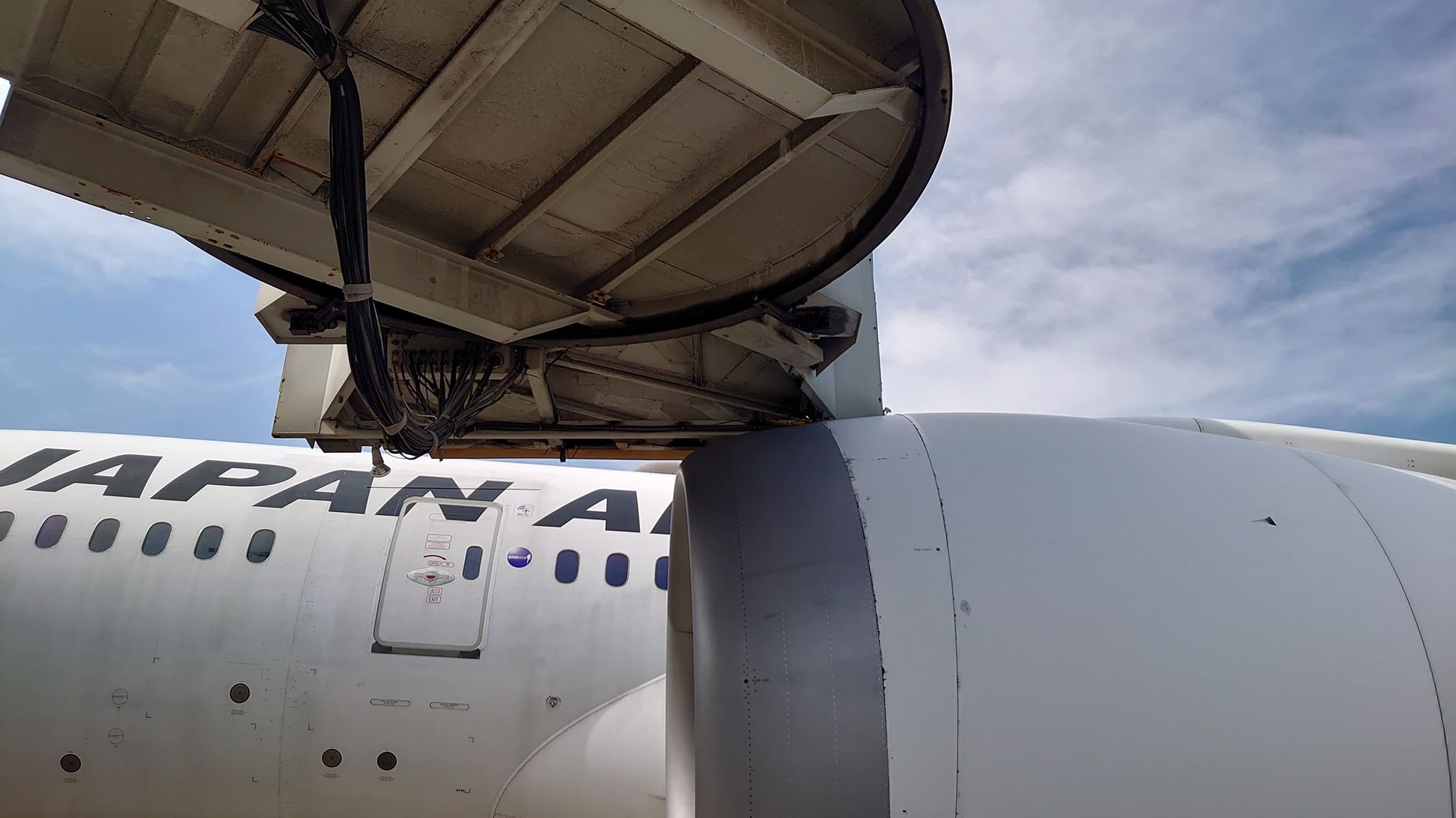 疑似桃勤人員操作不慎擦撞班機，日航將延誤近8小時。（翻攝臉書爆廢公社）