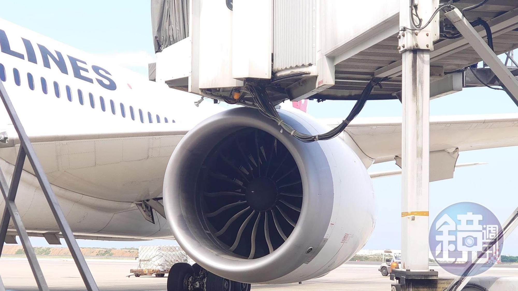桃機地勤拖車駕駛操作不當，日航飛機機體左側發動機整流罩不慎擦撞空橋。（圖／旅客提供）