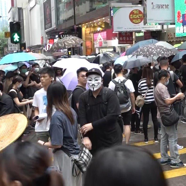 數萬香港民眾再次走上街頭，即使下雨也滅不了他們的怒火。（翻攝香港電台視像新聞臉書）