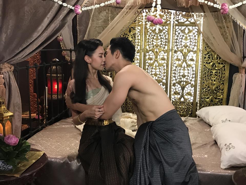 這段「搖船」的劇情，曾讓泰劇粉看得一陣臉紅。（《บุพเพสันนิวาส》臉書粉絲頁）