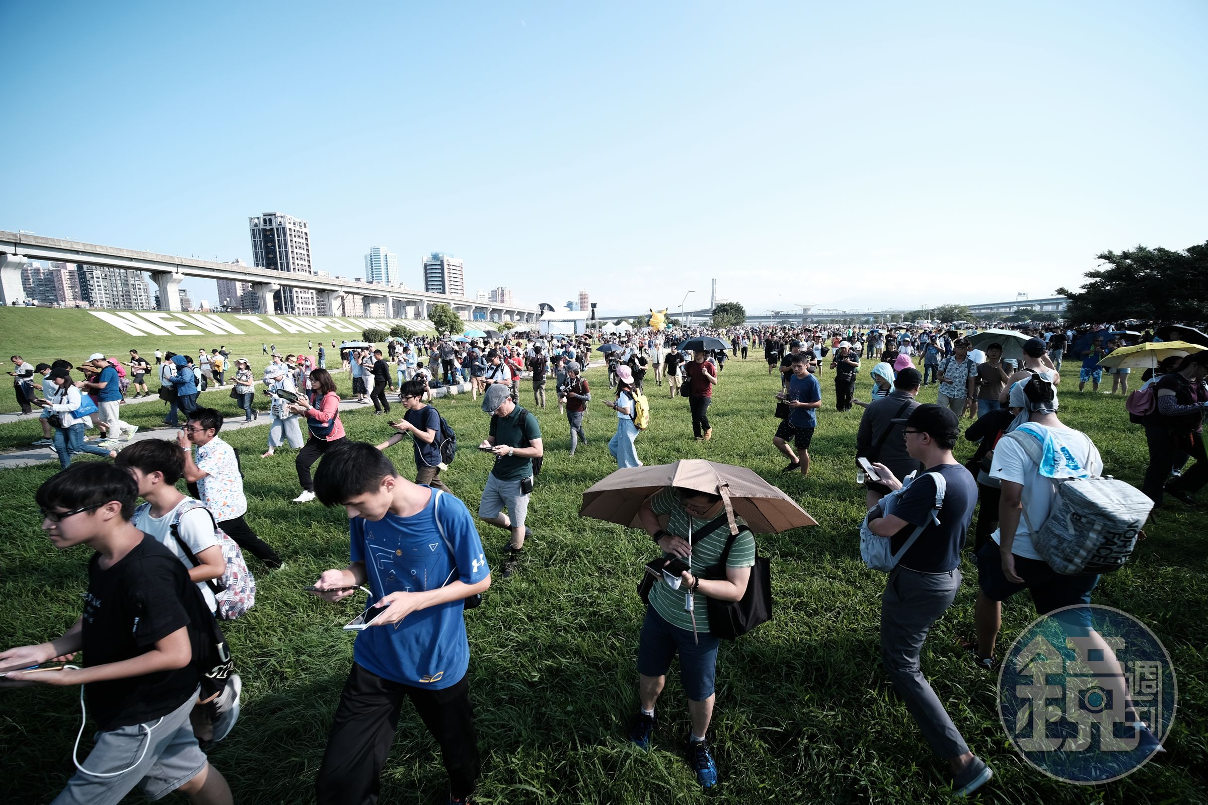新北大都會公園一早就聚集眾多抓寶玩家，活動首日一度遊戲當機。