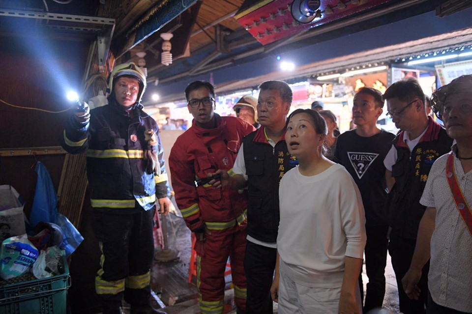 花蓮縣長徐榛蔚聞訊後，在消防局長林文瑞等陪同下到夜市關心災情。（翻攝自臉書社團花蓮最速報）