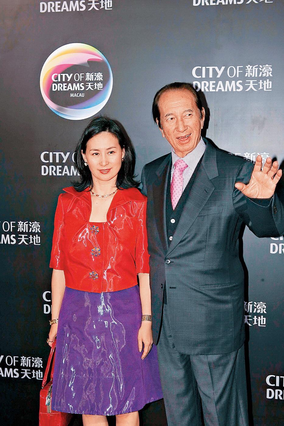 何鴻燊(右)的二房長女何超瓊(左)頗具商業頭腦,去年正式接班賭王的商業王國,更以新台幣逾4千億元的資產一度成為香港女首富。