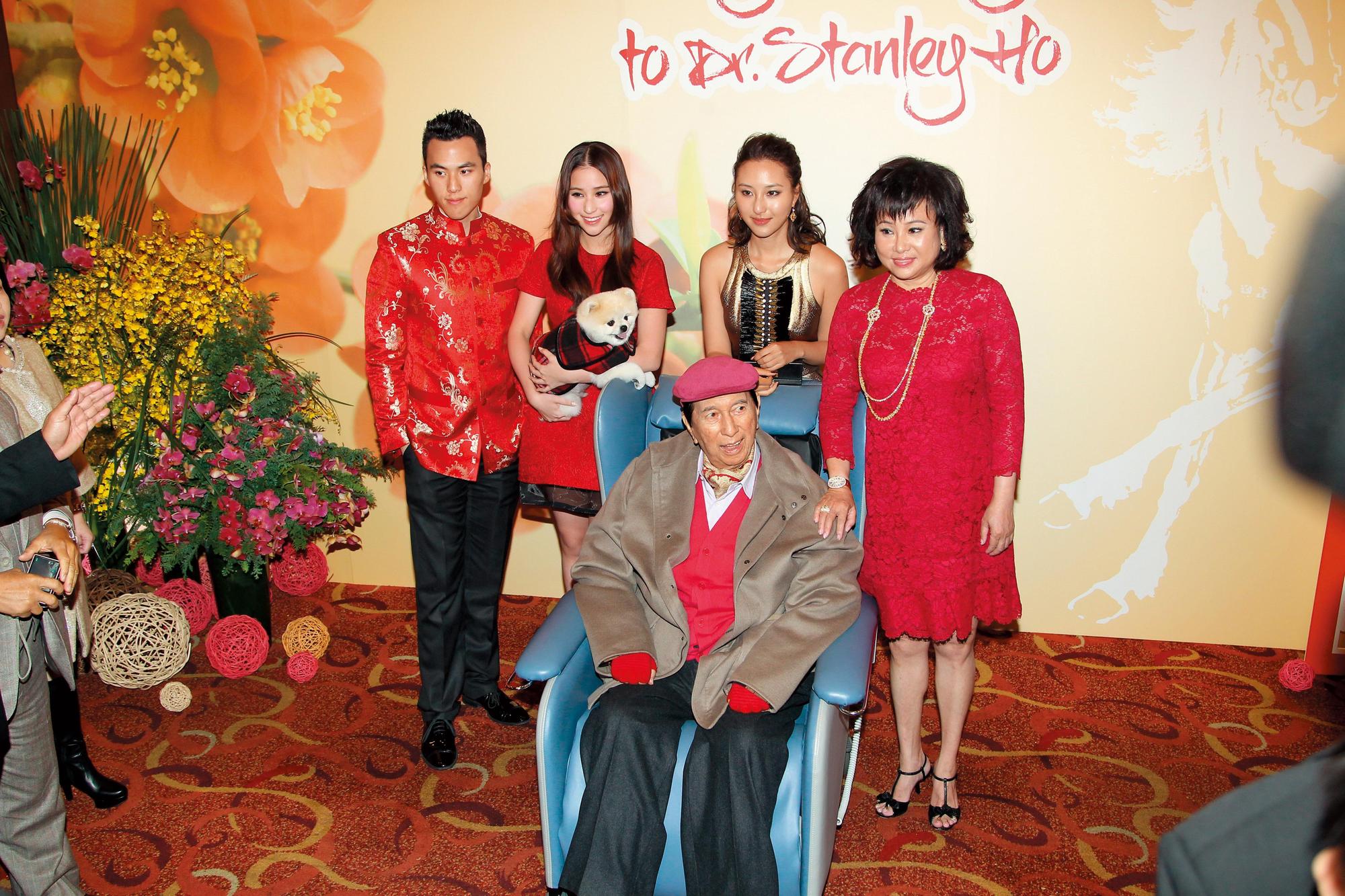2013年時,澳門賭王何鴻燊(前)的三房老婆陳婉珍(後排右起)及3個兒女何超雲、何超蓮與何猷啟設宴為他補過生日。(東方IC)