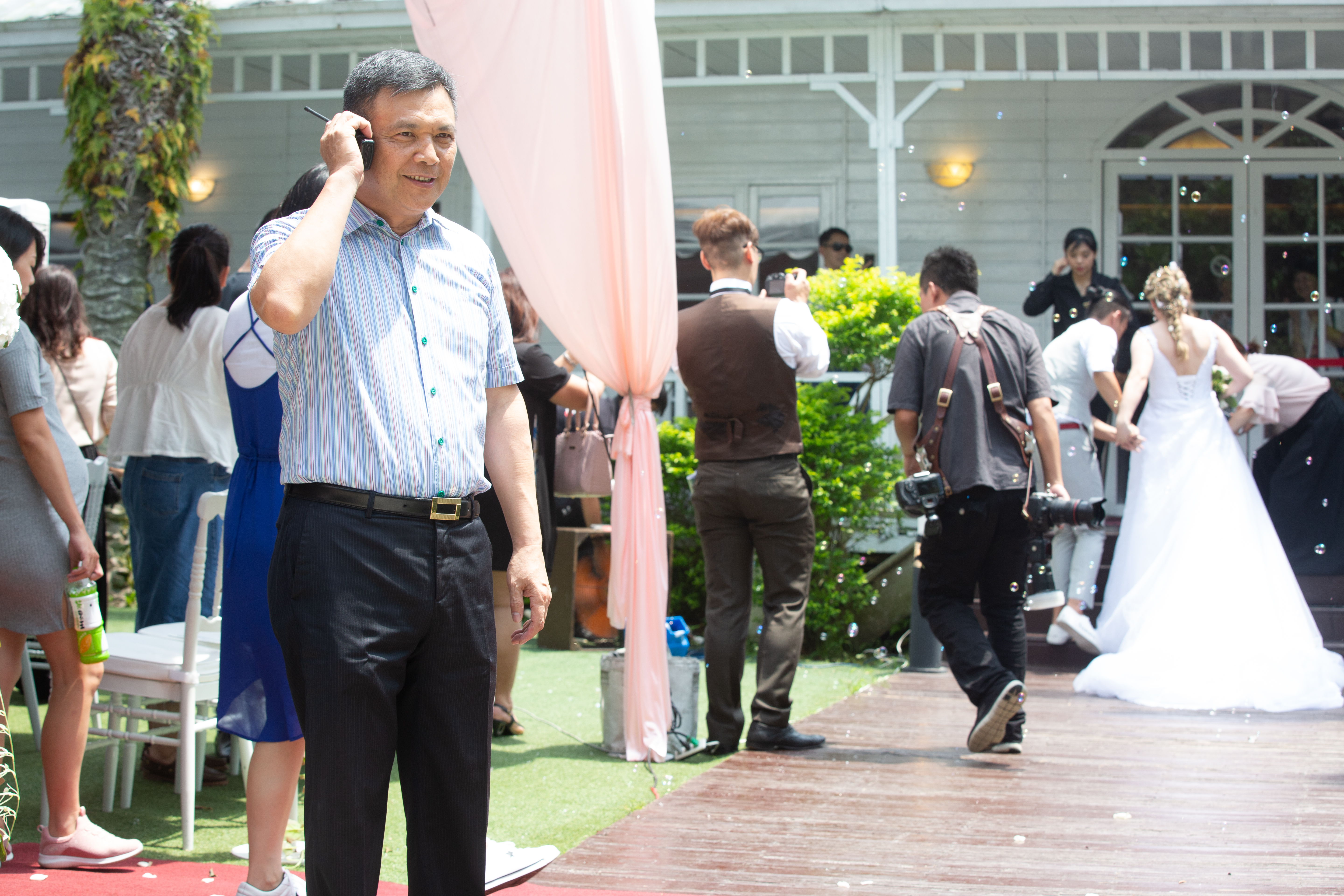 戶外婚禮要注意許多細節，吳永強拿著無線電呼叫器遙控全場。
