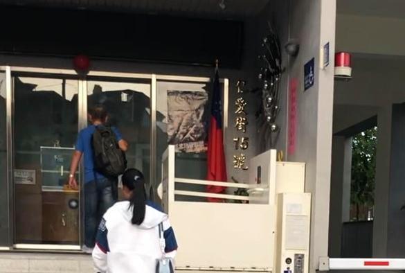 50多歲大叔打人後試圖落跑，最後被站長抓進報警，原po也進警局當證人，還安撫女學生「別怕，阿姨保護妳。」（翻攝自爆料公社二社）
