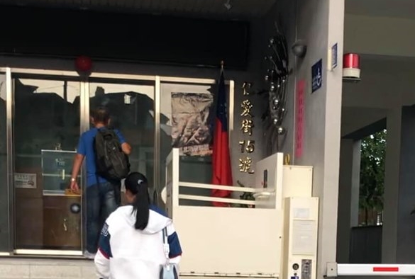 50多歲大叔打人後試圖落跑，最後被站長抓進報警，原po也進警局當證人，還安撫女學生「別怕，阿姨保護妳。」（翻攝自爆料公社二社）