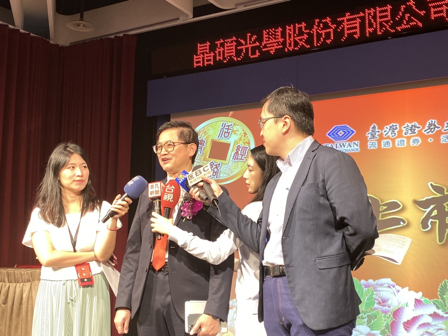 和碩董事長童子賢培育10年的隱形眼鏡小金雞「晶碩」，今天（7日）終於上市。