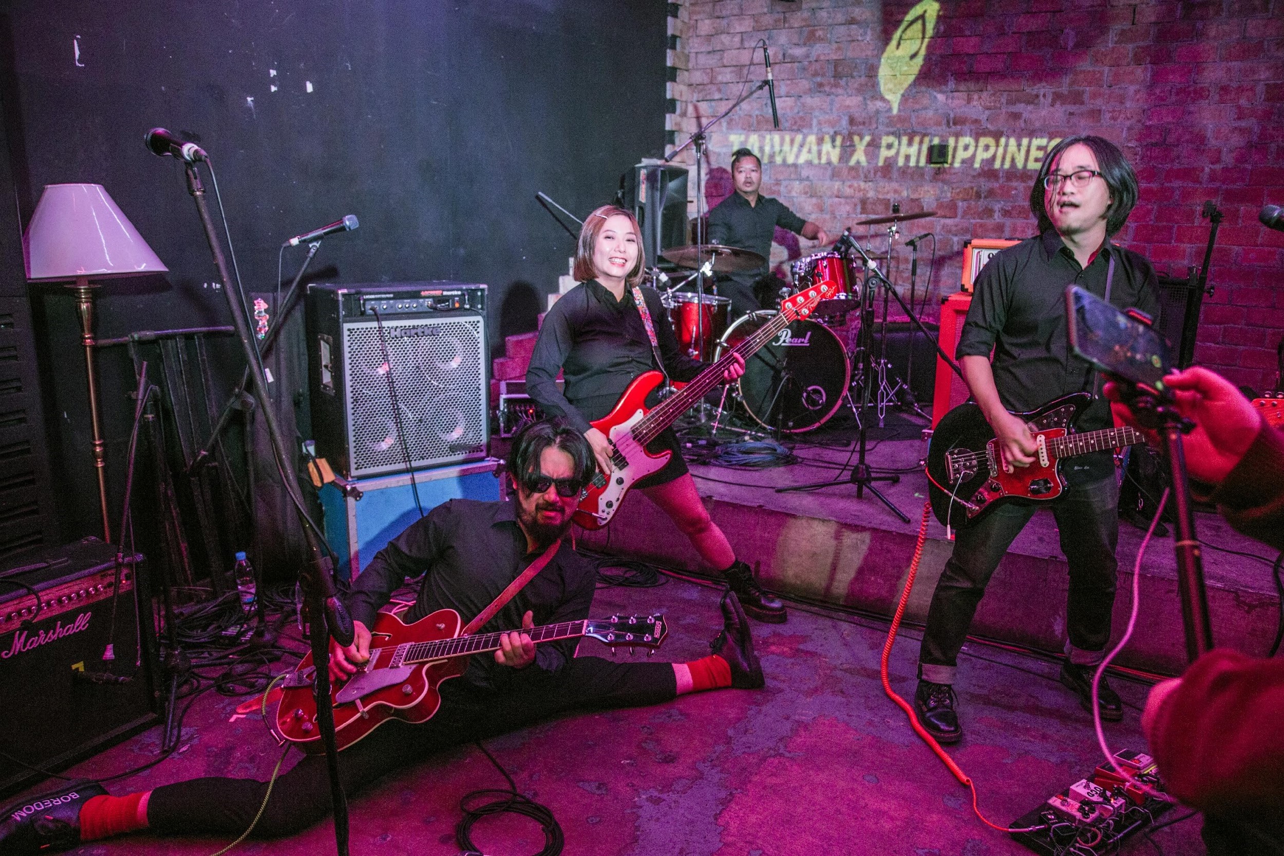 八十八顆芭樂籽主唱阿強（左）在菲律賓臺灣之夜演唱時劈腿，引起現場熱烈歡呼。（角頭音樂提供）