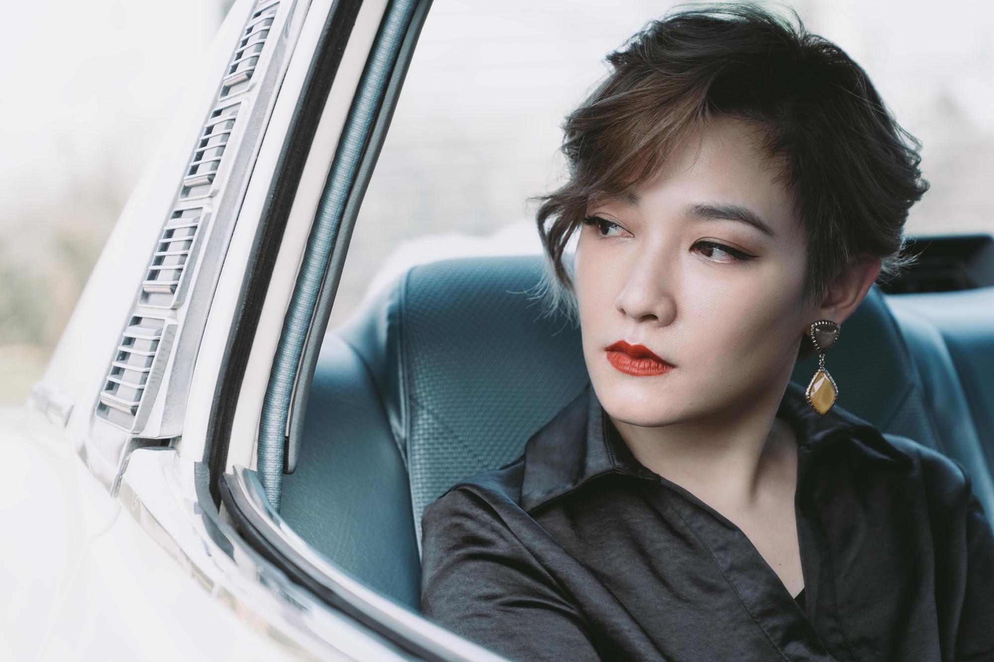 范曉萱在《罪夢者》中飾演黑道大哥的女人,以冷豔的造型登場。(Netflix提供)