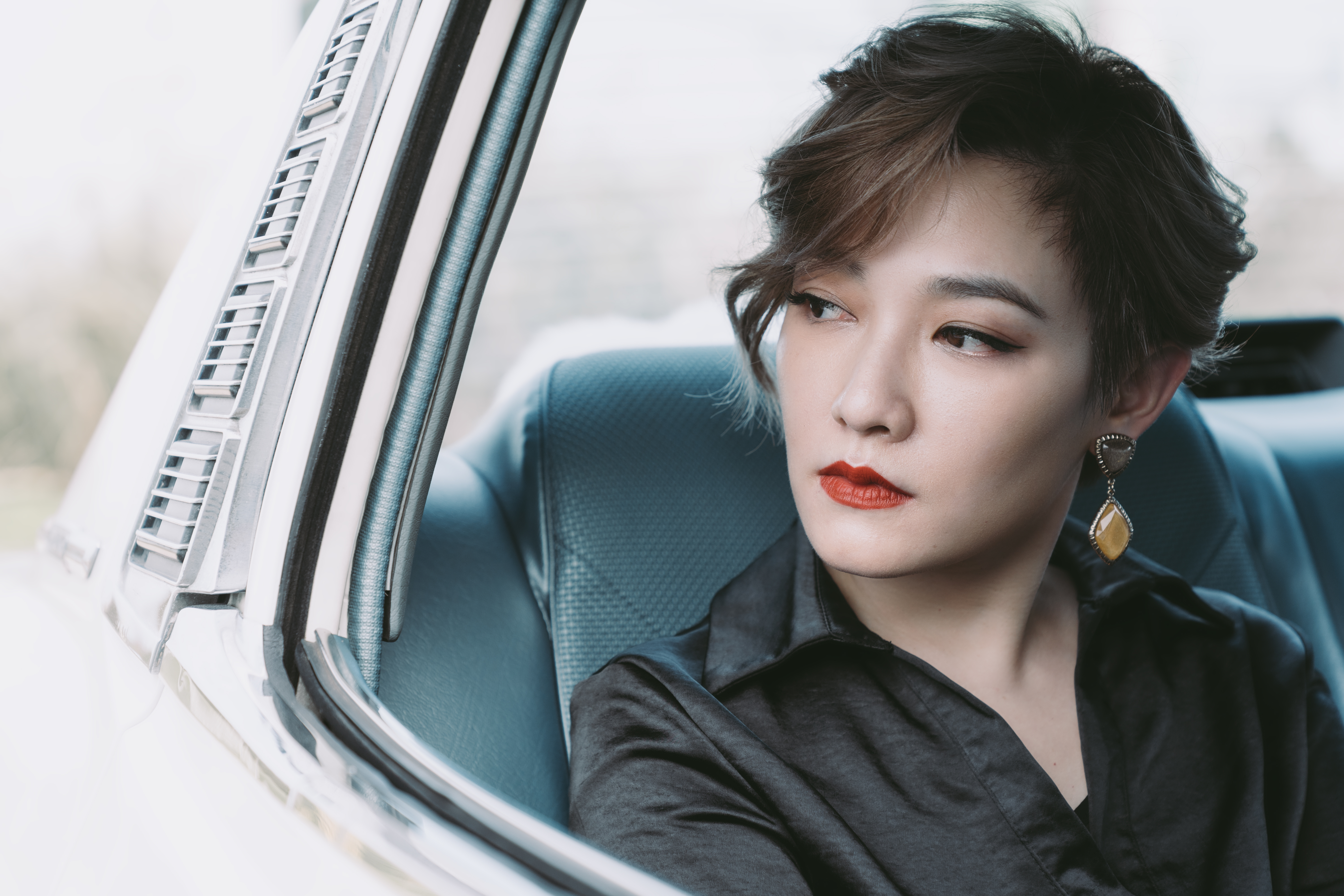 范曉萱在《罪夢者》中飾演黑道大哥的女人，以冷豔的造型登場。（Netflix提供）