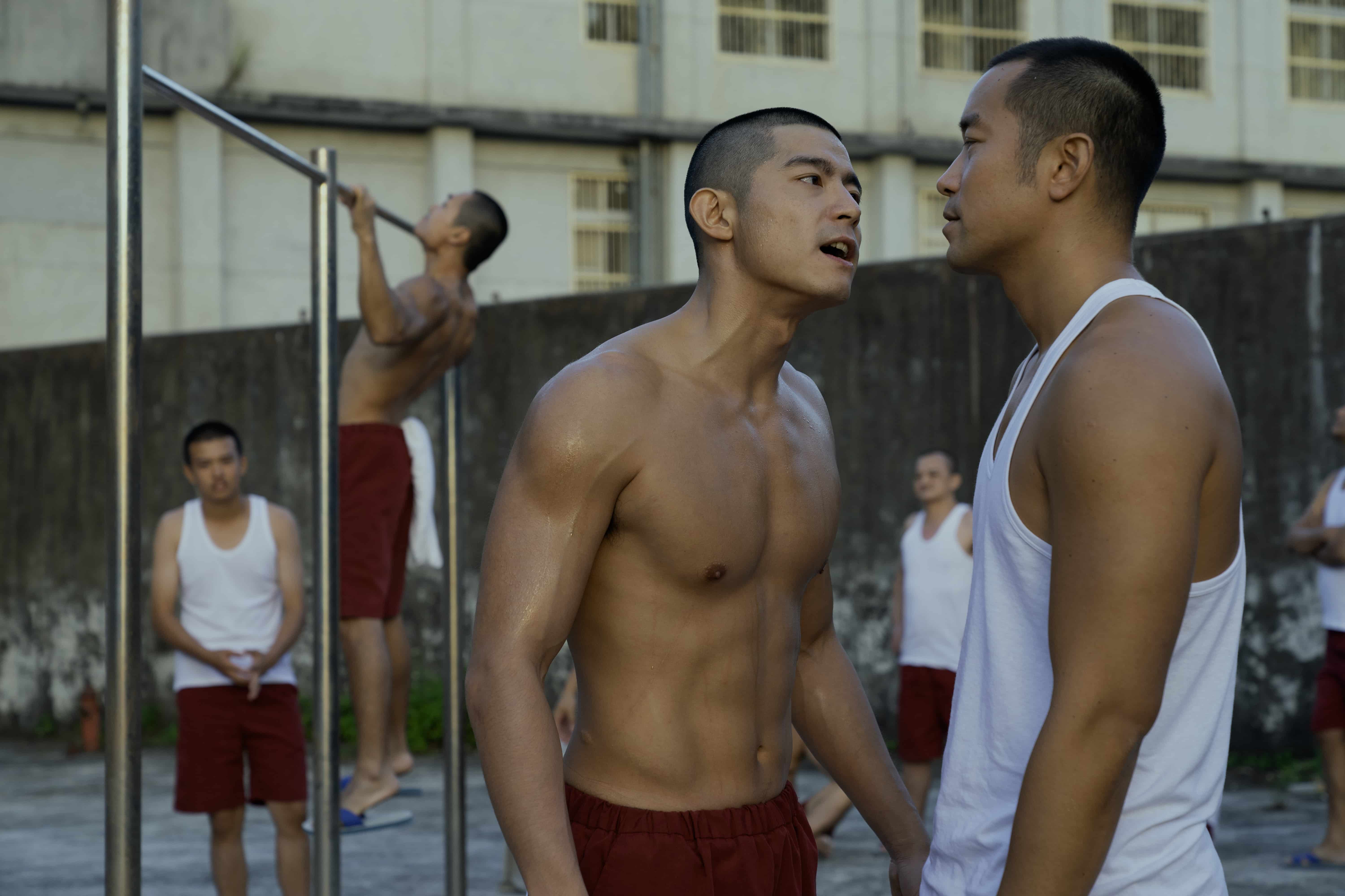 王柏傑（左）在《罪夢者》跟張孝全的感情最好，更配合導演要求，在鏡頭前大秀人魚線。（Netflix提供）