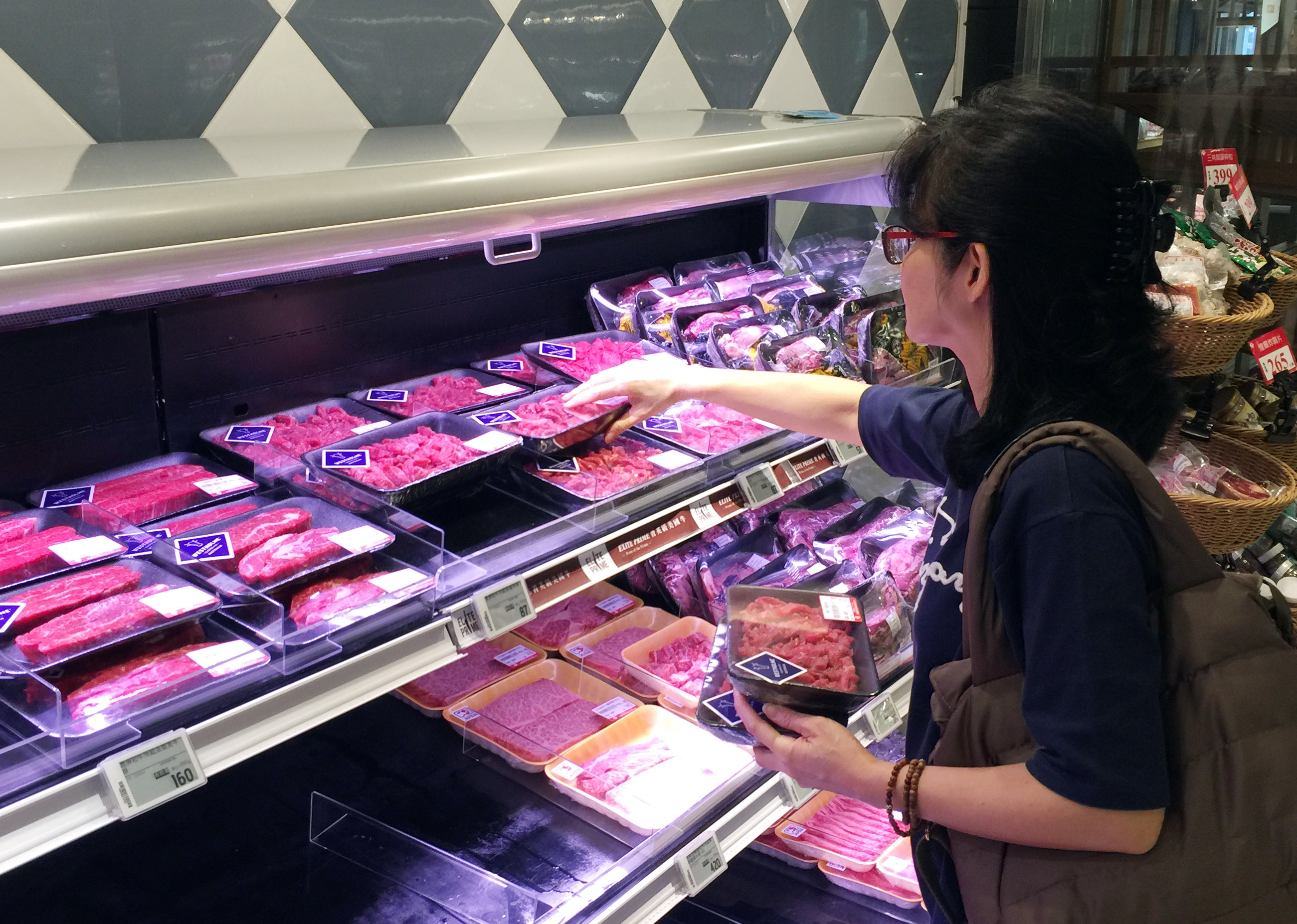 美福是國內知名肉片進口商，總部一樓還有專門販售肉品的超市。