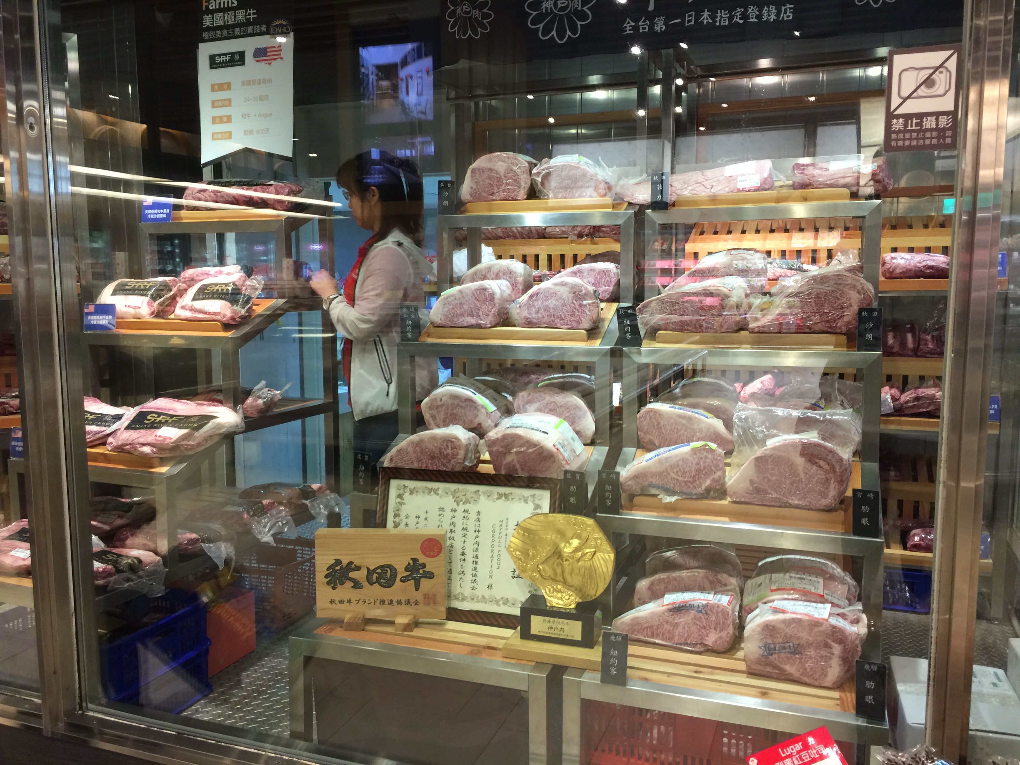 美福在企業總部還開設「熟成21」牛肉麵店以及「Fresh & Aged」牛排館。