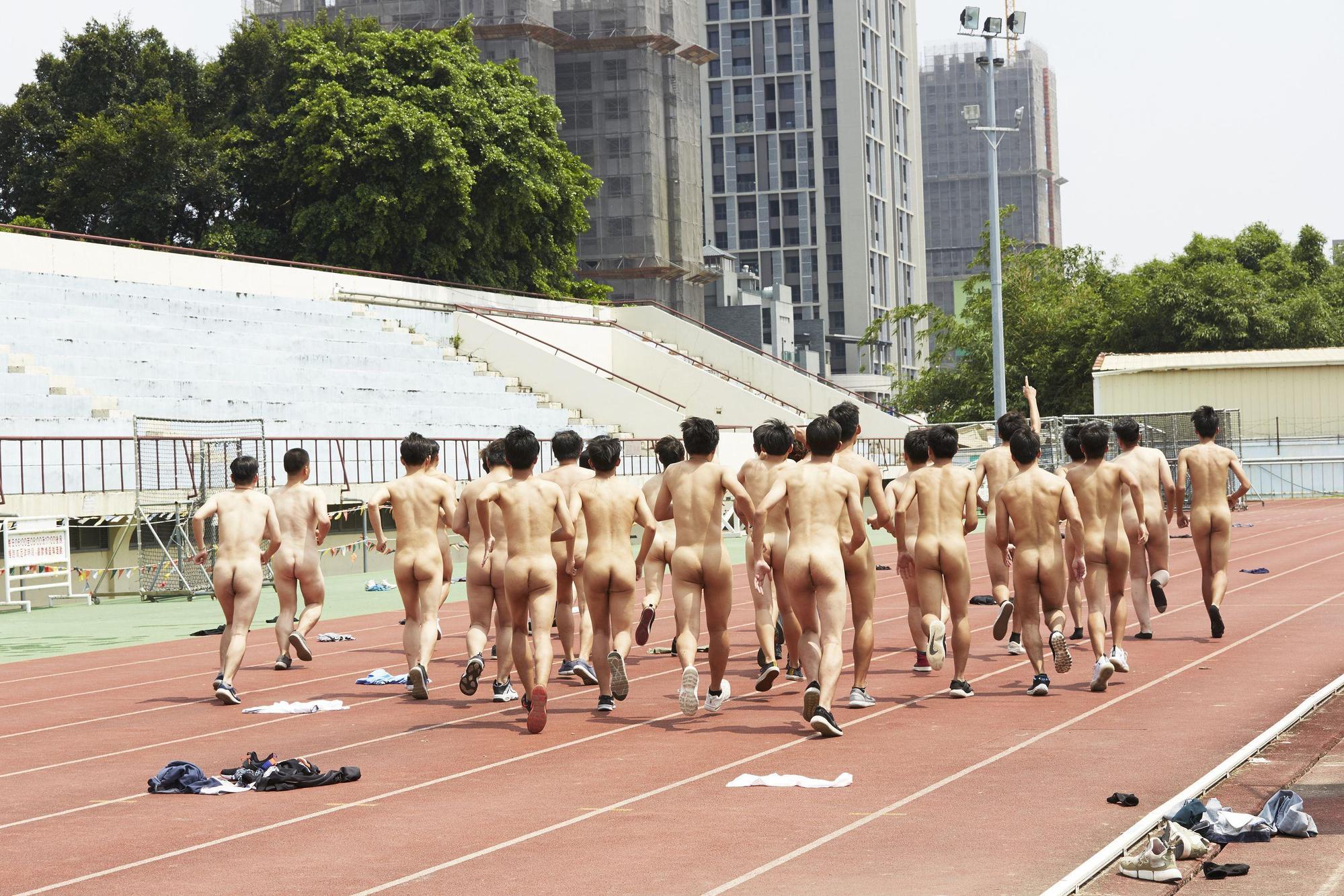 電影中的裸男群奔畫面，很有笑點。（威視提供）