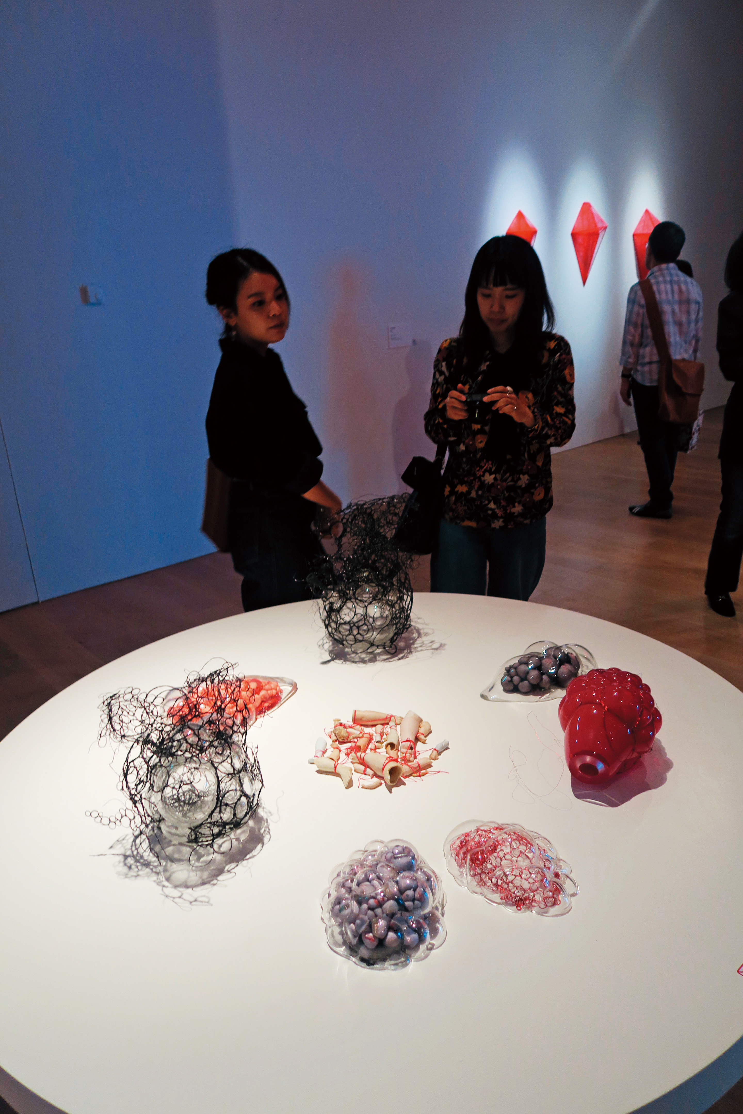 塩田千春的最新創作〈再生與消滅〉,是藝術家與癌症的相愛相殺。